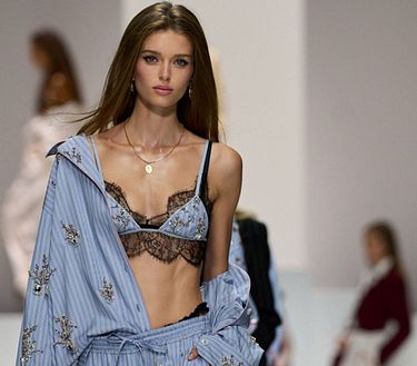 Il nuovo vocabolario del beachwear per l’Estate 2026, guida ai costumi da bagno dalle passerelle