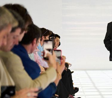 La sfilata Prada Primavera Estate 2027 decreta il ritorno definitivo dell’uomo skinny