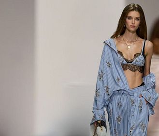 Il nuovo vocabolario del beachwear per l’Estate 2026, guida ai costumi da bagno dalle passerelle