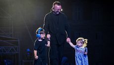 Gigi D'Alessio sul palco con i figli Francesco e Ginevra