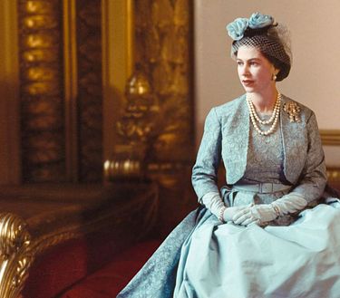 La Regina Elisabetta compie 100 anni: in mostra a Londra i suoi abiti più belli  