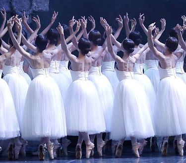 Gli spettacoli da vedere in autunno, dal Teatro alla Scala alla Biennale Musica 