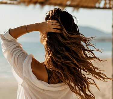 Capelli in viaggio: i prodotti da mettere in valigia per proteggerli da sole, sale e cloro