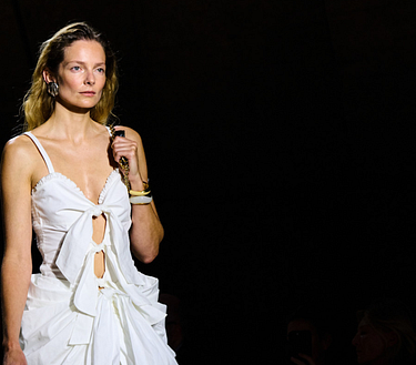 Antologia del total white: 12 idee look per indossare il bianco (da testa a piedi)