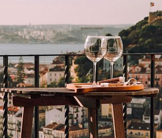 Il vino dell’estate non è quello che pensate: ecco come scegliere davvero il calice perfetto