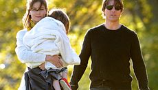 Suri rinuncia al cognome Cruise 