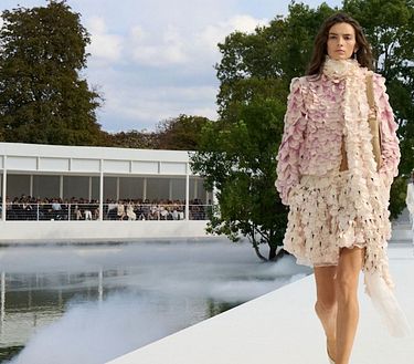 La sfilata Christian Dior P/E 2027 mette al centro la leggerezza e il flou