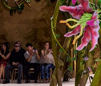 Nel giardino incantato della sfilata Chanel Haute Couture Autunno/Inverno 26-27