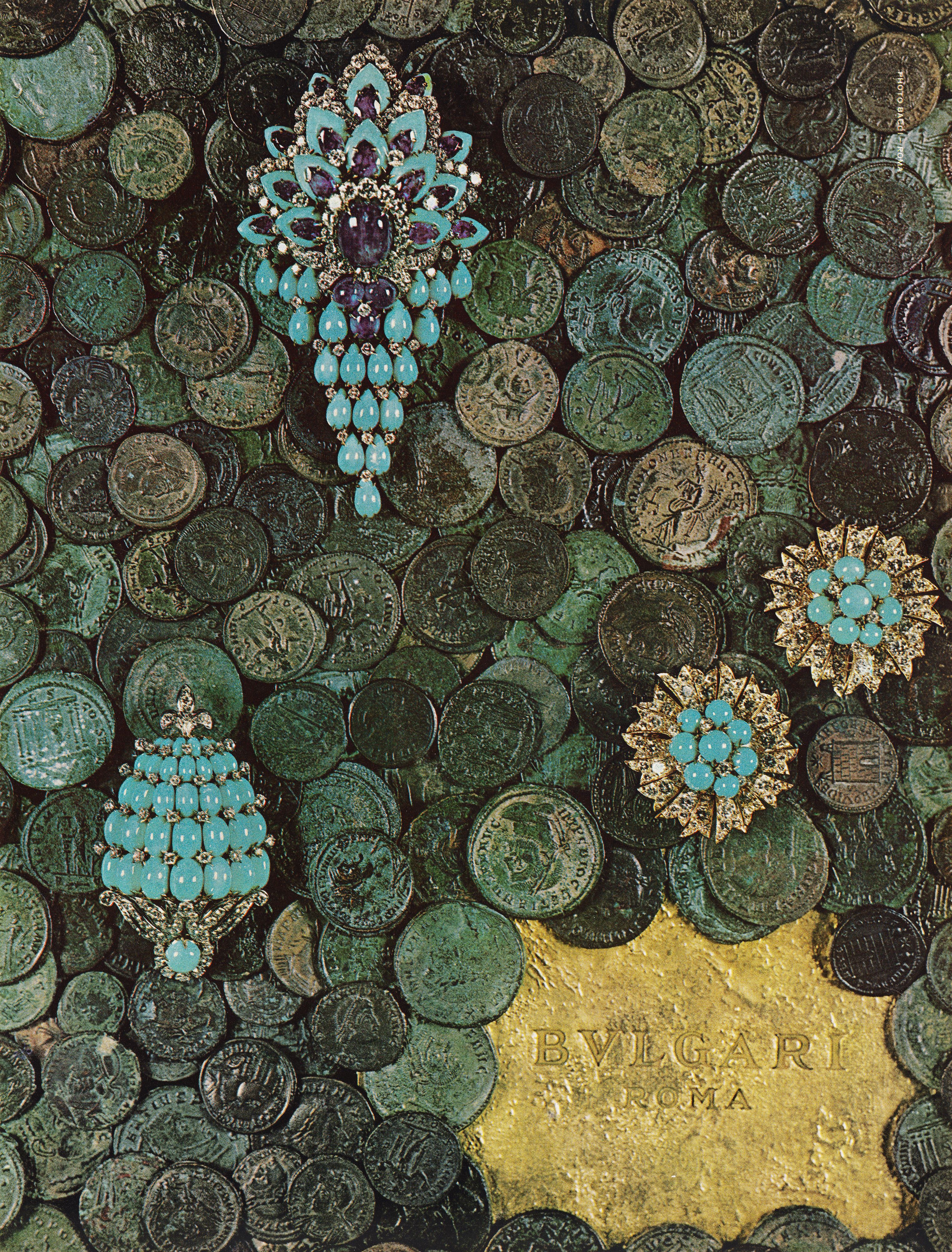 Campagna pubblicitaria: Sfondo con monete antiche, 1965-1970, Gaio Bacci – Roma (incluse spille e orecchini in platino con turchesi, zaffiri e diamanti, 1968) – Archivi Storici Bvlgari