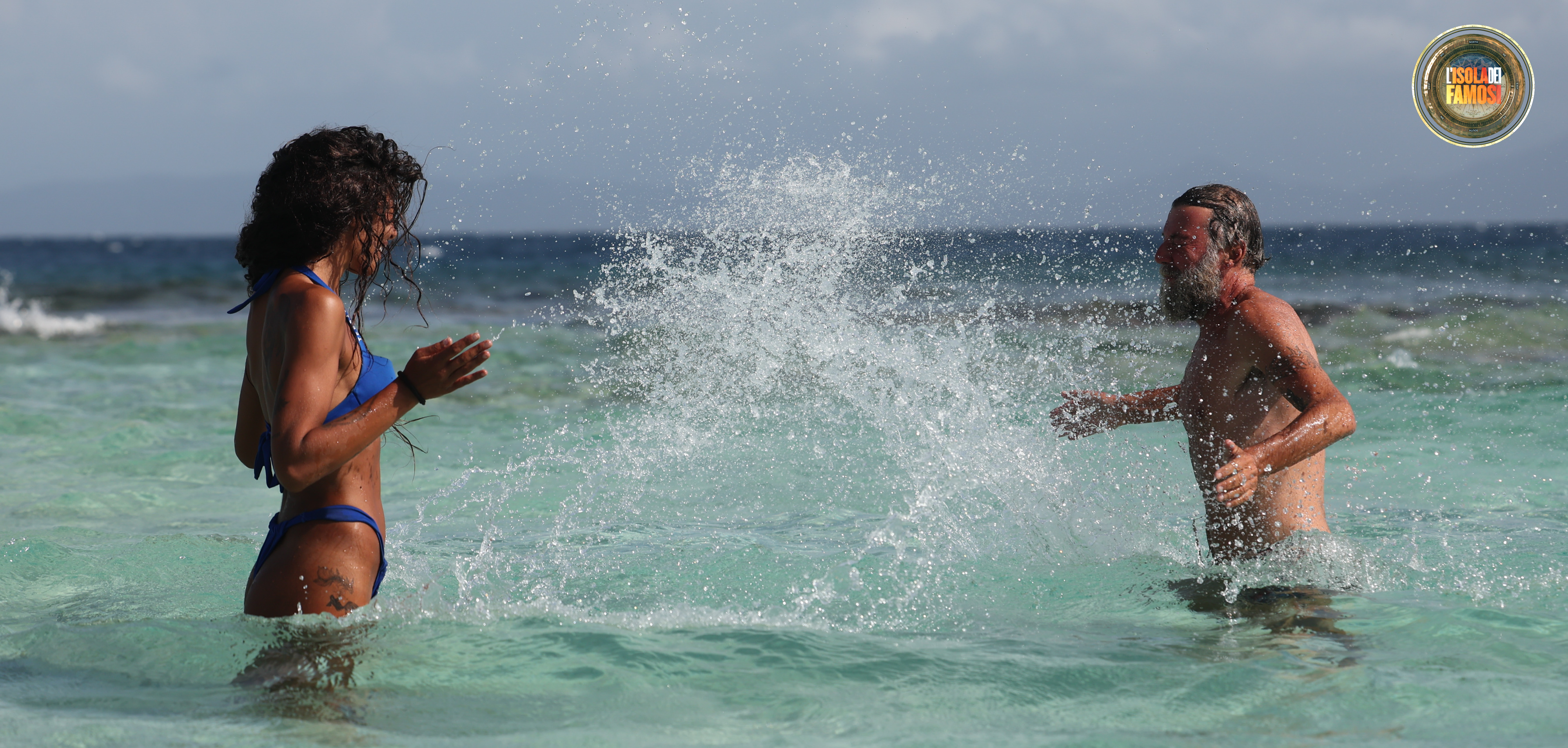 Sull’Ultima Spiaggia, Jasmin e Paolo giocano con l’acqua.