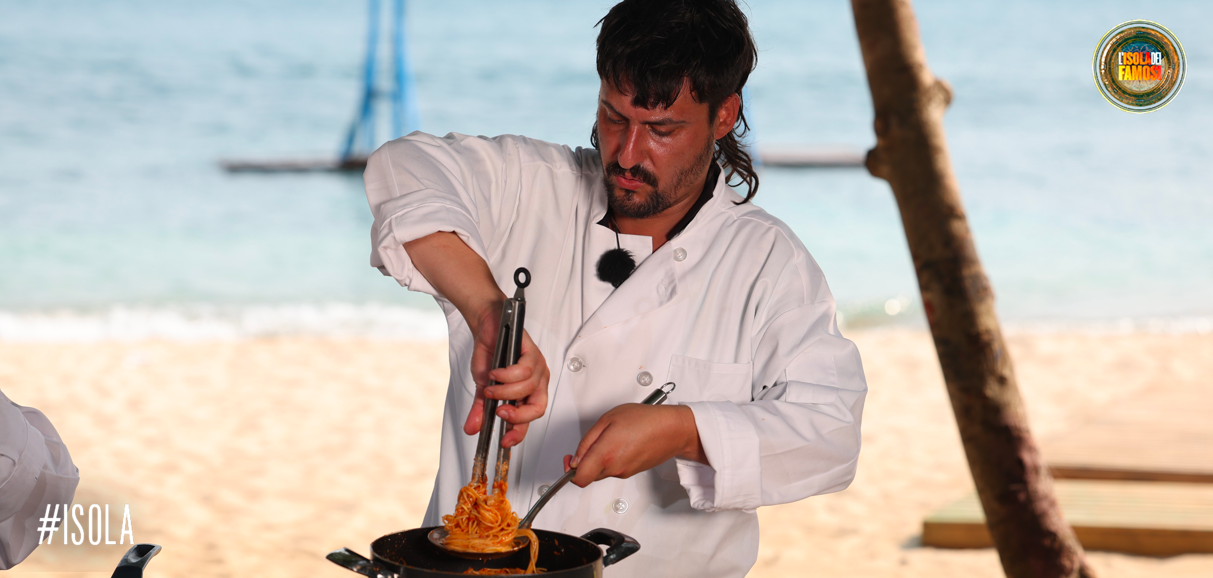 Edoardo Franco prepara degli spaghetti all'amatriciana.