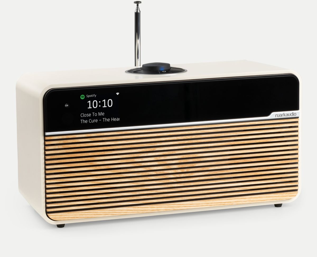 Il modello R2 Mk4, dalla laccatura crema chiaro con griglia in frassino, della serie R2 Smart Music System; Ruark
Credits: www.ruarkaudio.com