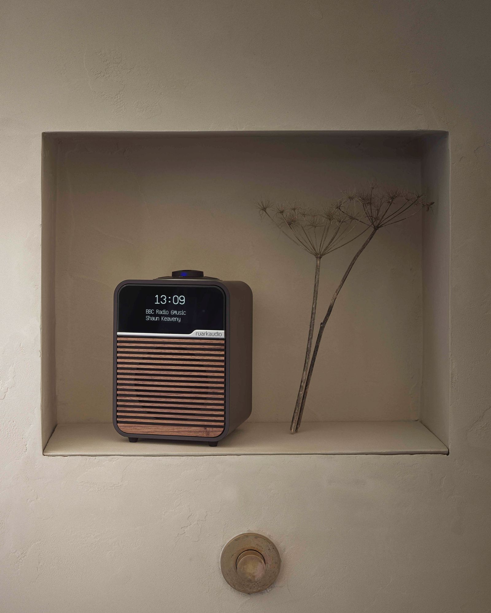 Il modello R1 Bluetooth Radio, dalla laccatura Espresso con griglia Noce; Ruark
Credits: www.ruarkaudio.com