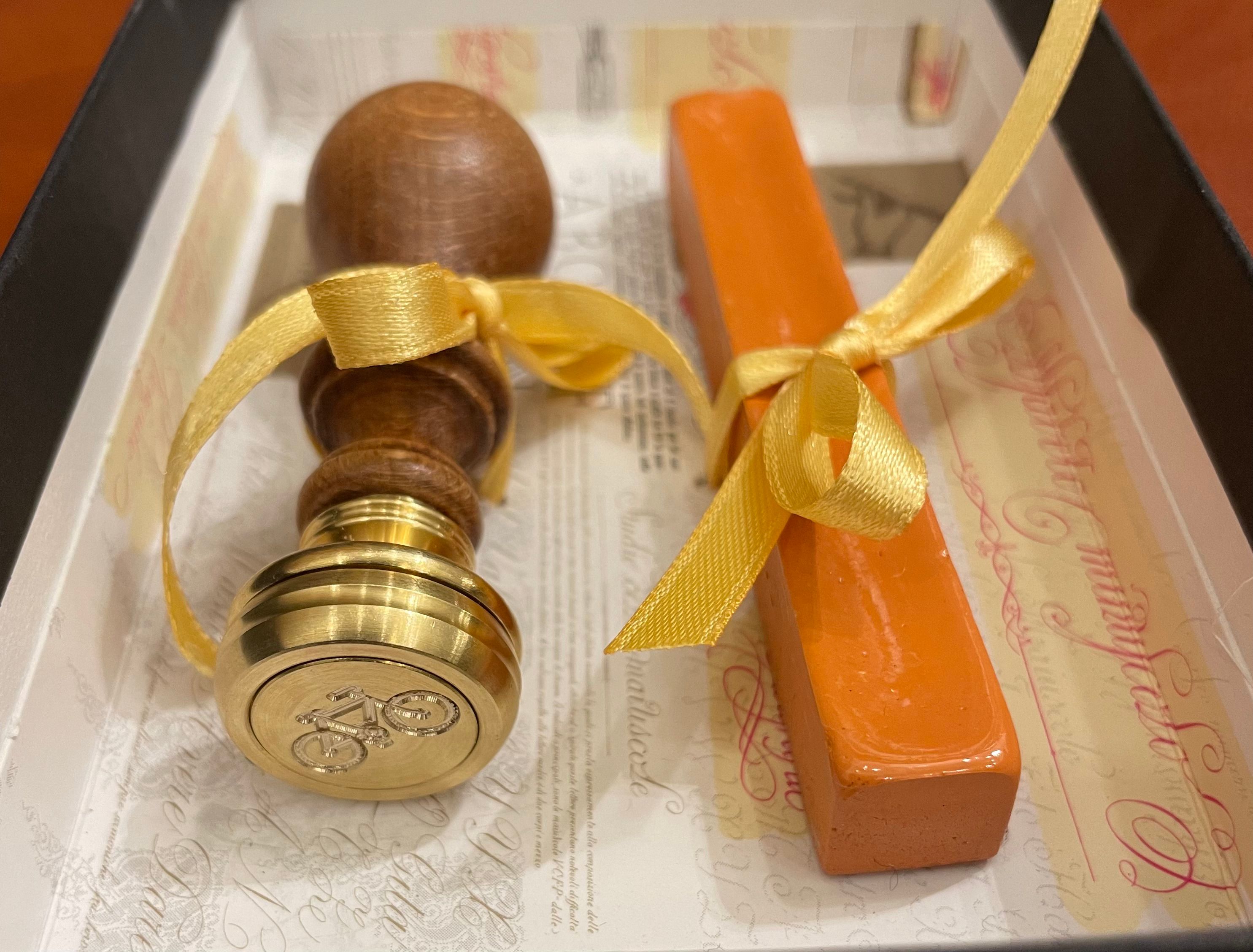 Sigillo ottone con cera lacca - Credits: Pettinaroli