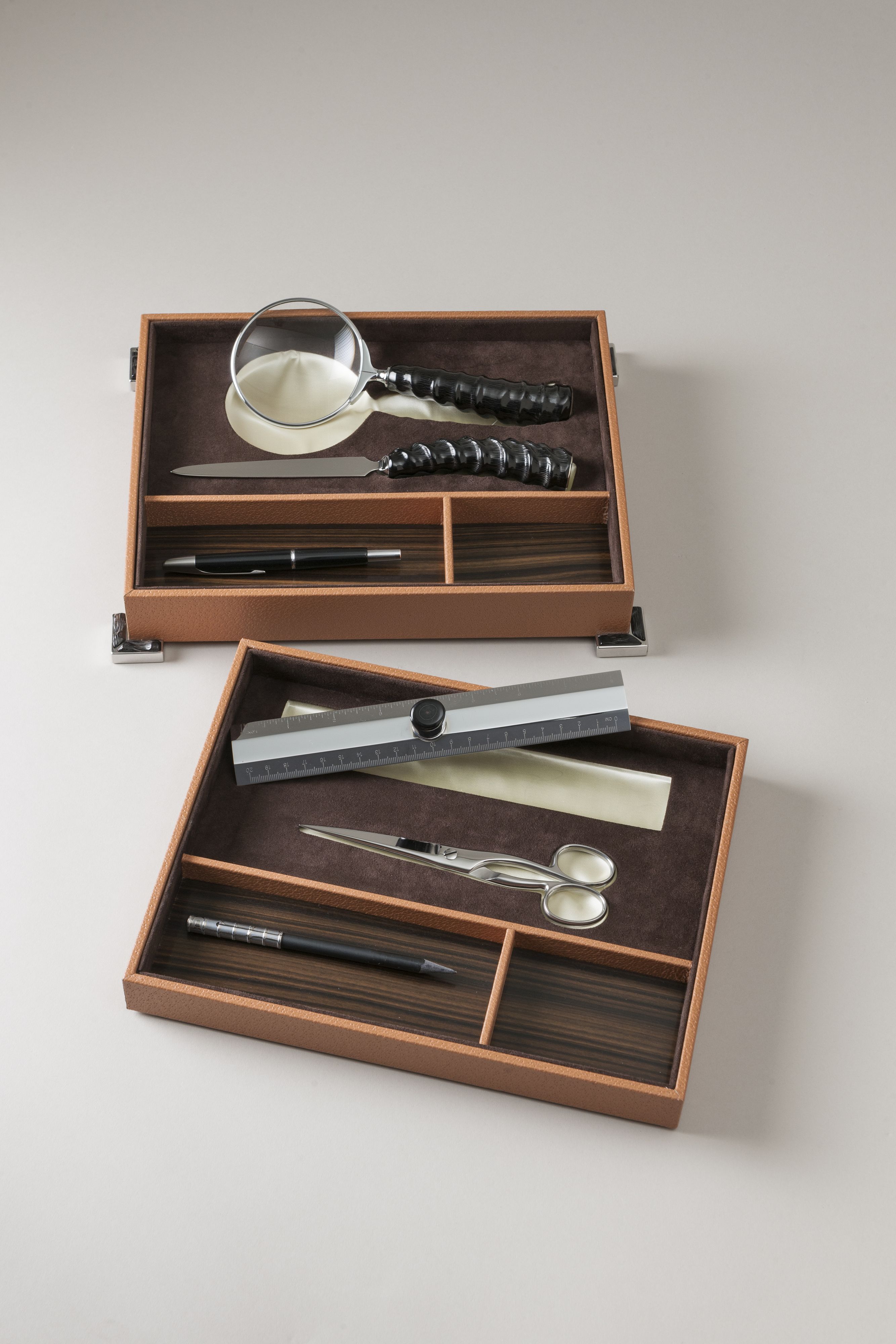 Completo scrivania e strumenti Springbok - Credits: Lorenzi Milano; www.lorenzi-milano.com