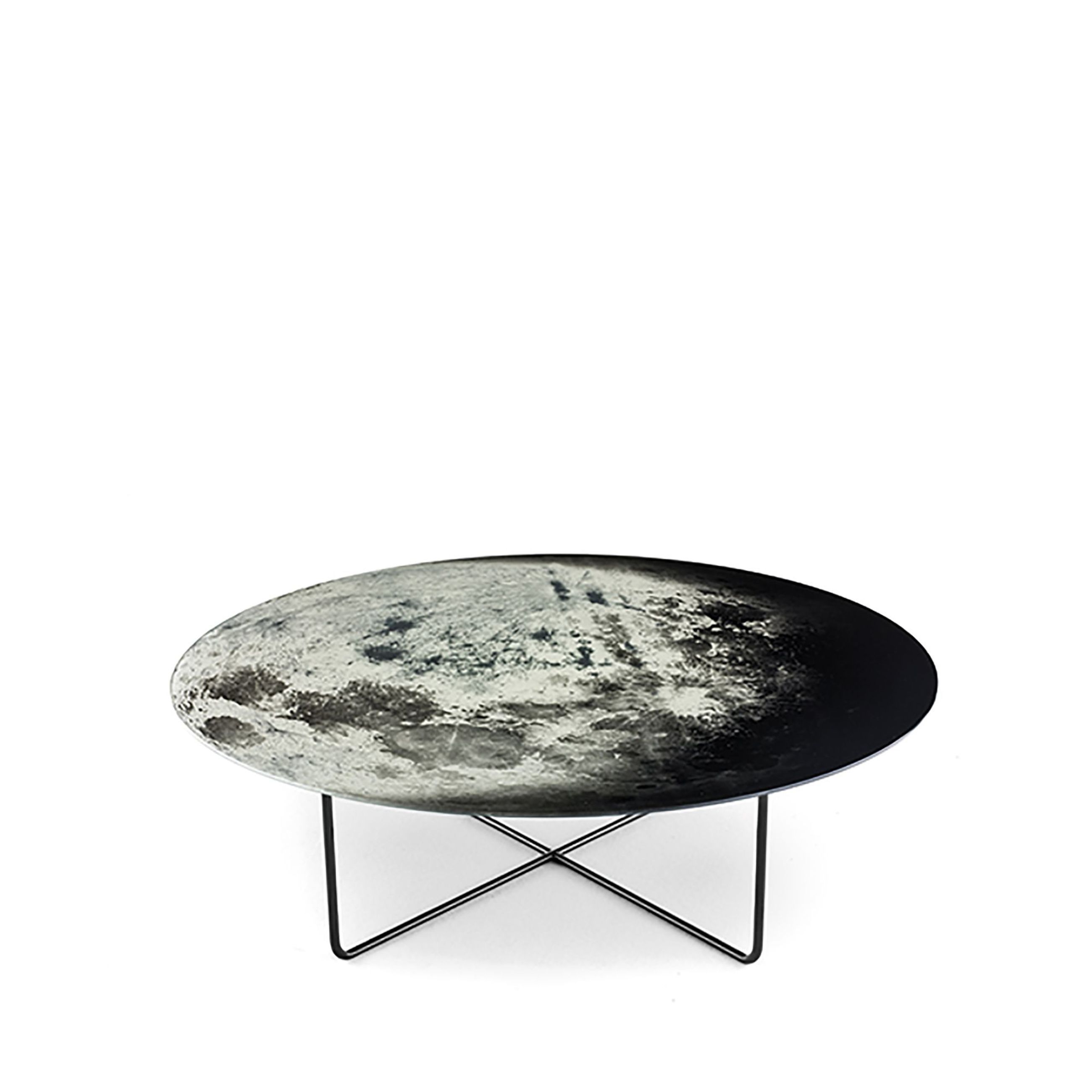 My Moon My Mirror, tavolino di Moroso con Diesel Creative Team, piano in rovere o vetro specchiato serigrafato. Credits: Courtesy Press Office
