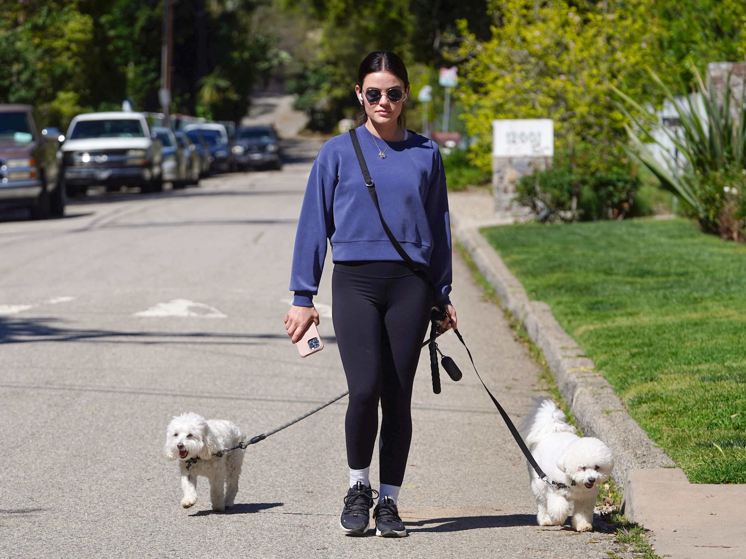 L'attrice Lucy Hale durante una camminata con i suoi due cagnolini a Los Angeles, California
Credit: Getty Images