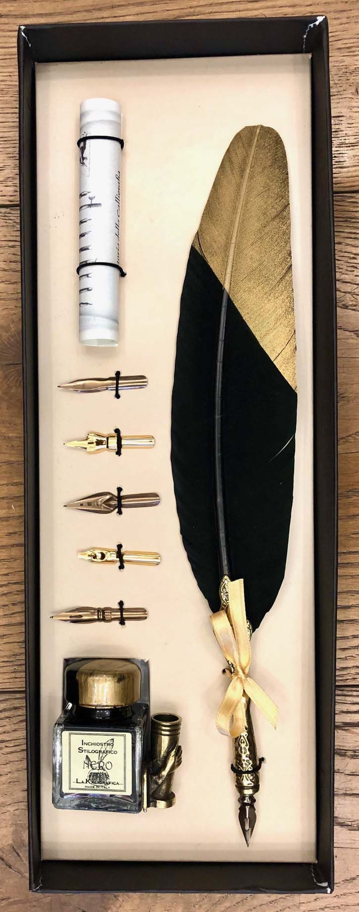 Penna calligrafica oro e nera - Credits: Pettinaroli