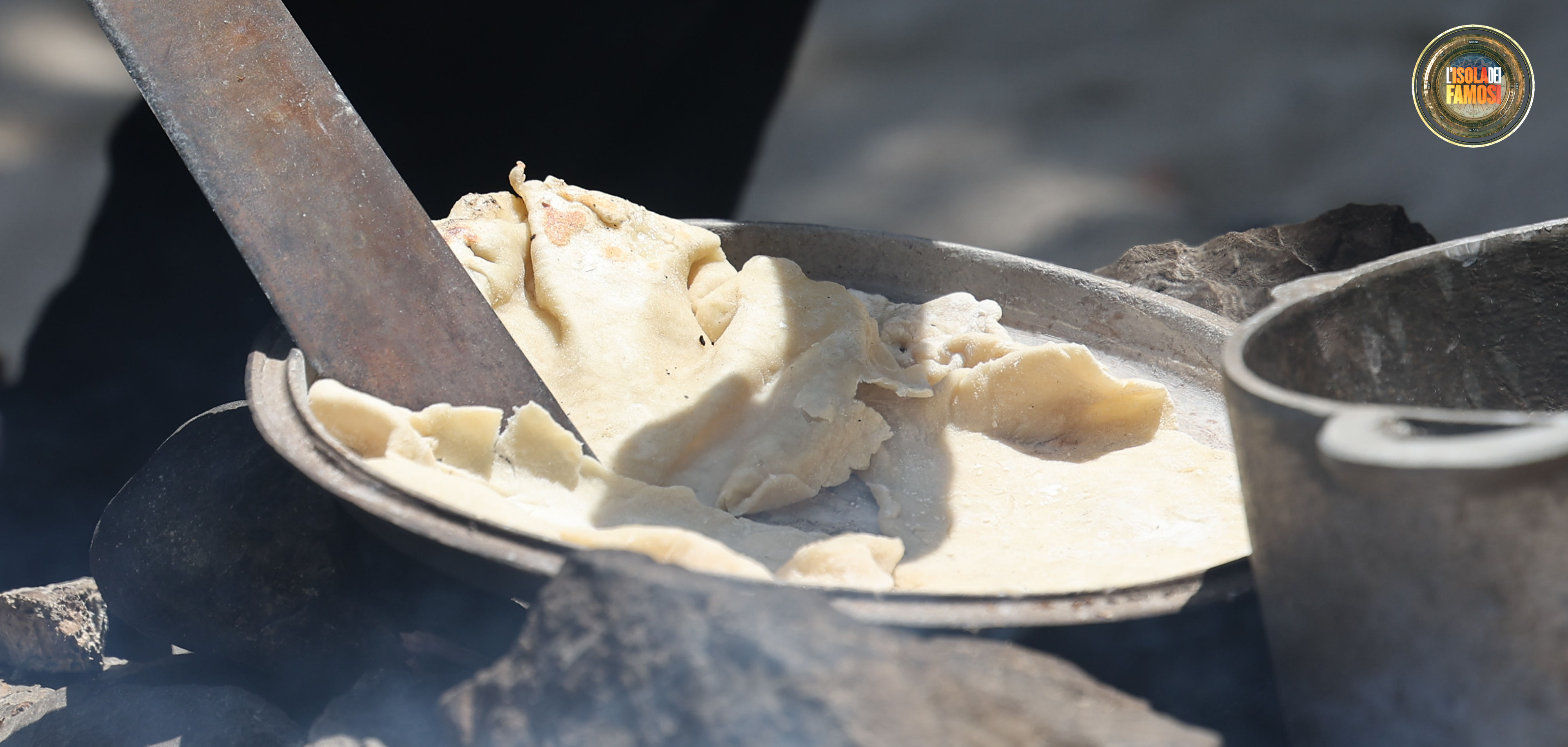 Un po’ di spirito di adattamento e il coperchio della pentola diventa un testo romagnolo dove cuocere le piadine.