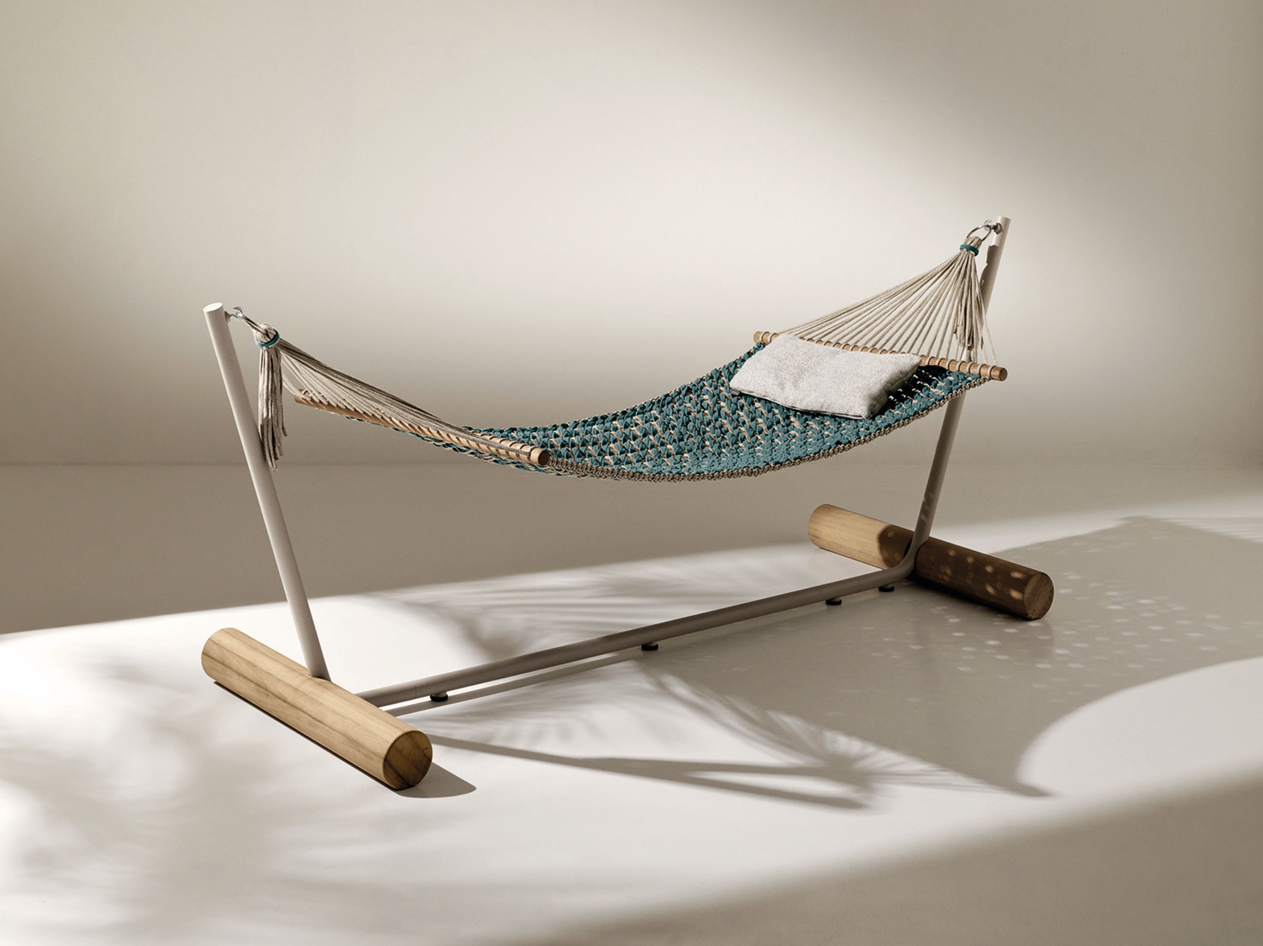 Un incontro tra artigianato e progetto, Patio di Ethimo porta la firma dello Studio Zanellato/Bortotto ed è perfetta per gli spazi outdoor più curati.