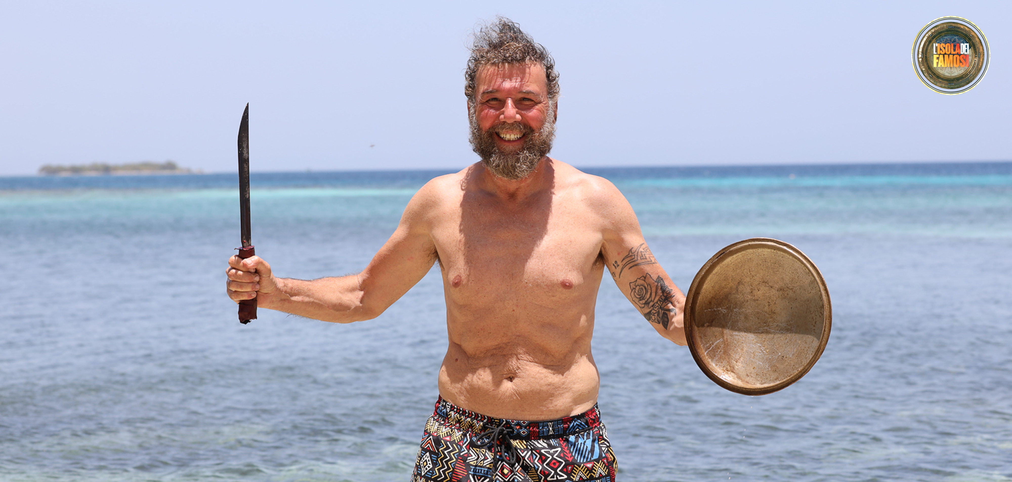 Naufrago o gladiatore? Paolo da prova del suo valore con una posa eroica!
