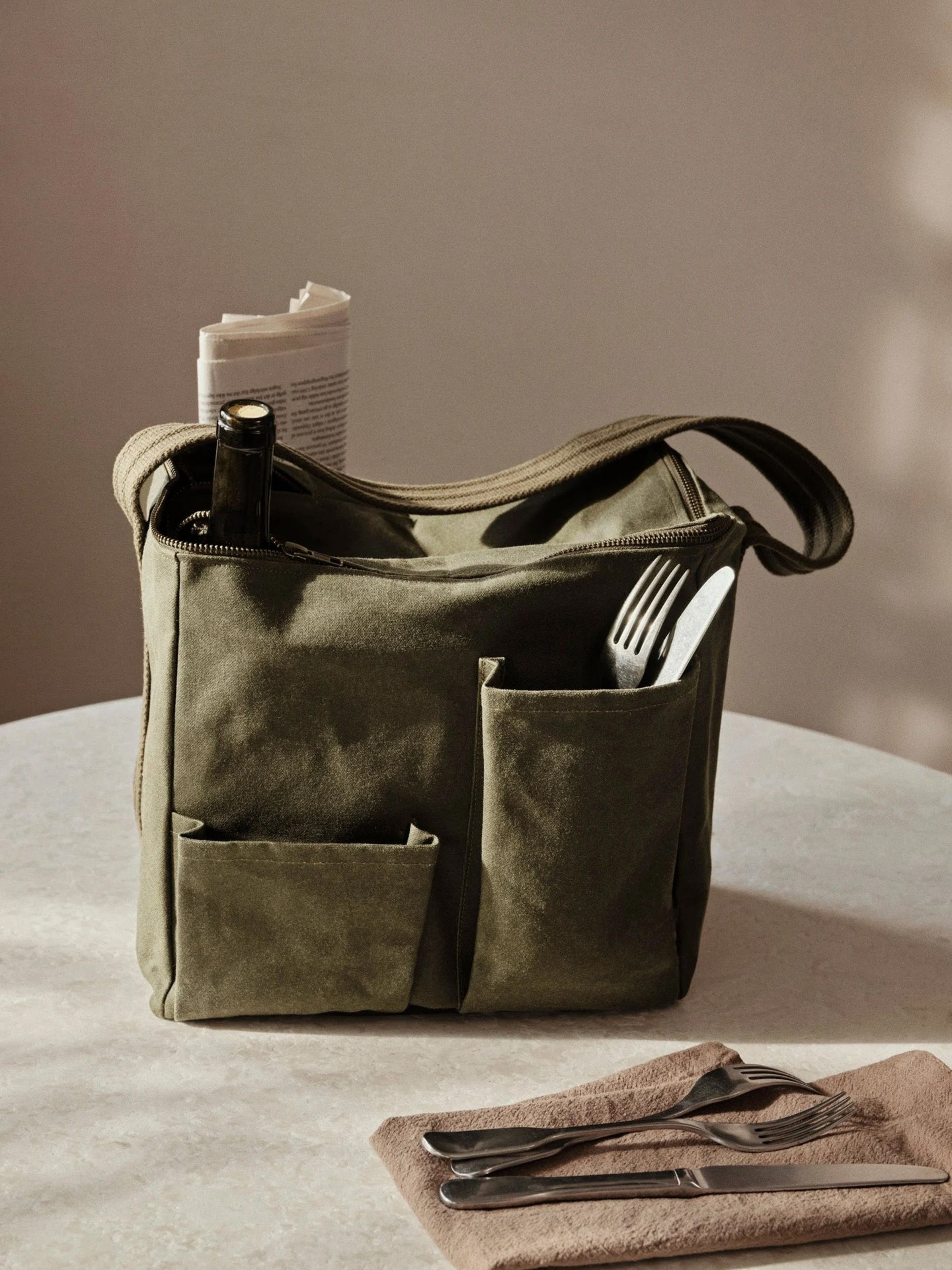 Ferm Living, Bark Picnic Bag in cotone cerato, con numerose tasche, zip e tracolla regolabile