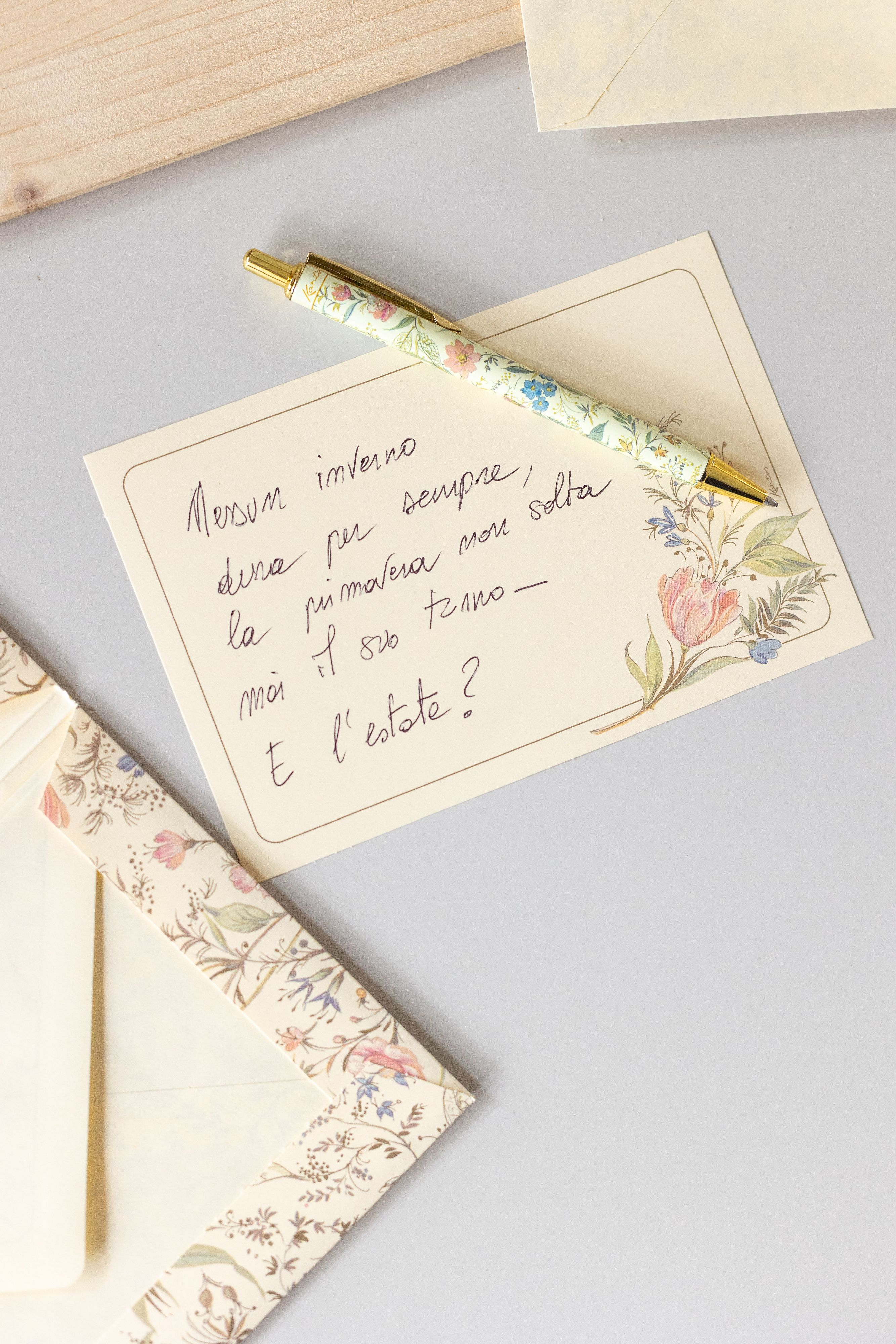 Articoli da scrittura con stampa floreale; Kartos- Credits: Courtesy Press Office