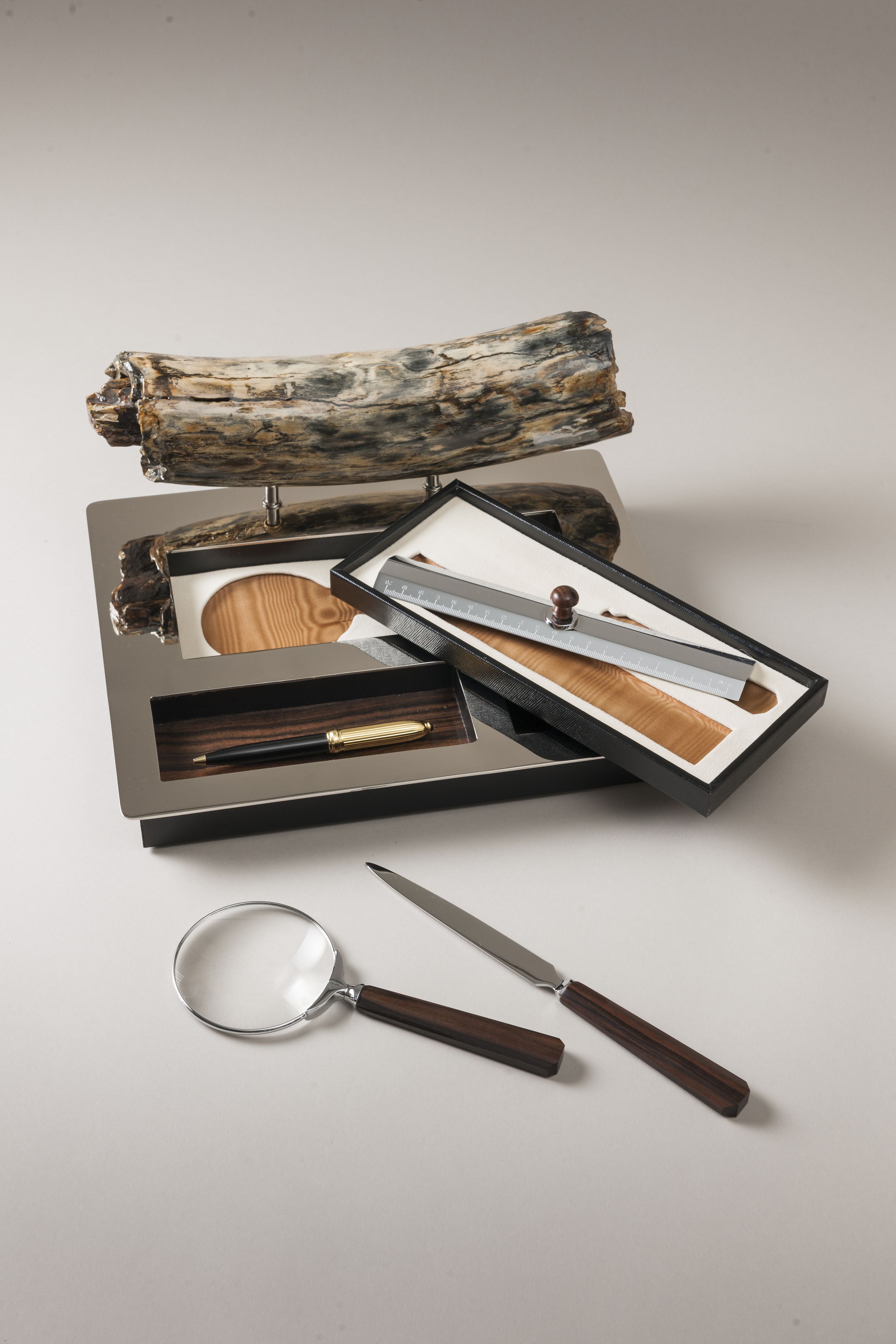 Set da scrittoio e strumenti - Credits: Lorenzi Milano; www.lorenzi-milano.com