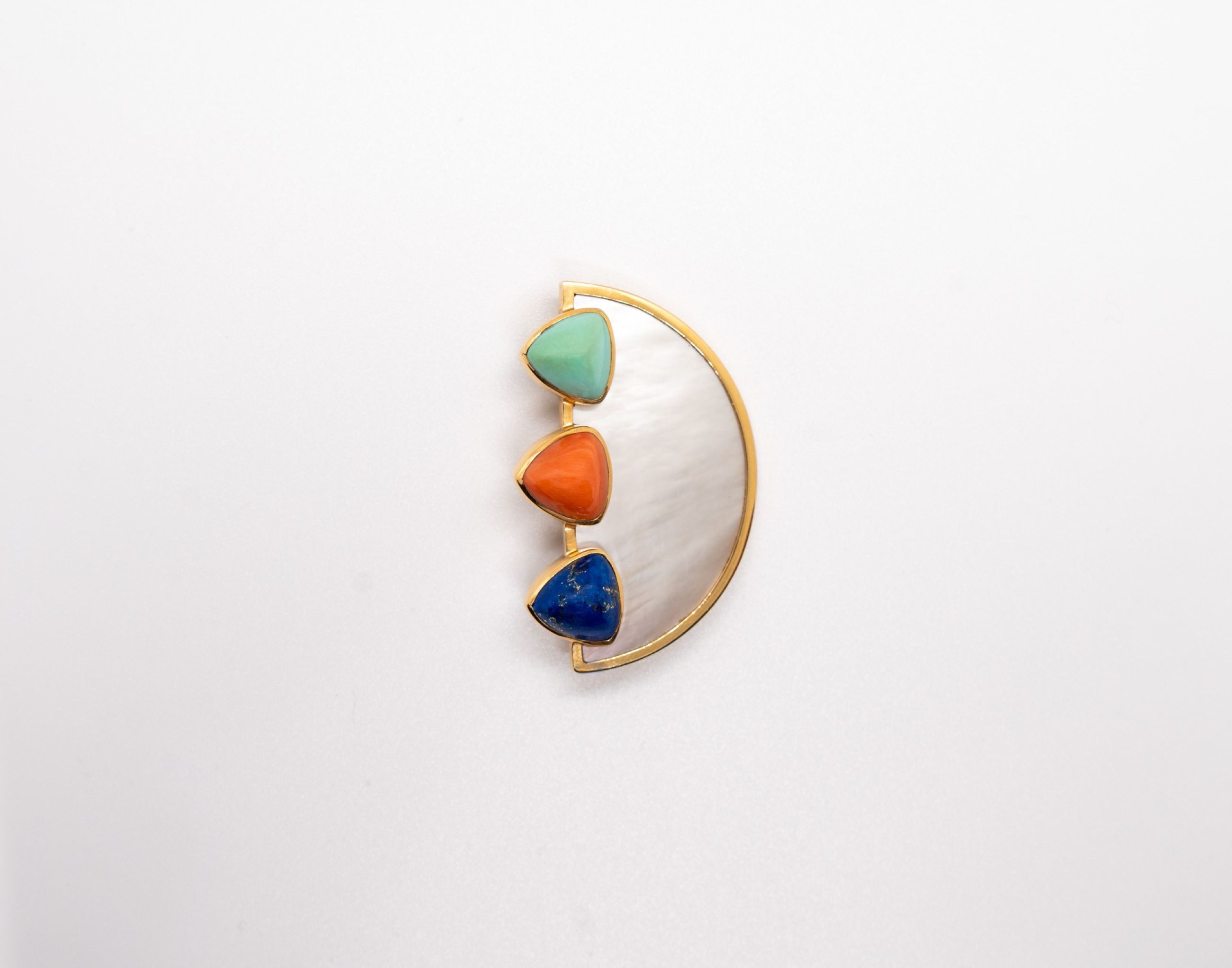 Spilla-Ciondolo “Aton Trio”. James Rivière, Italia 1986. Oro giallo 18k, madreperla, lapislazzuli, corallo e turchese