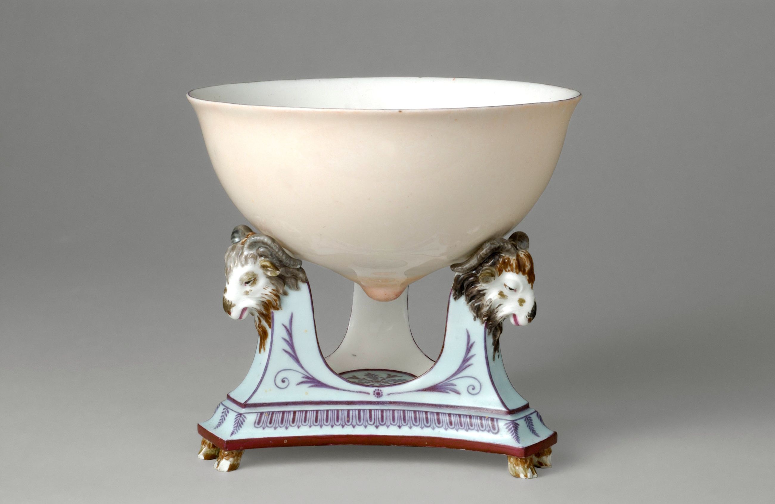 La tazza del servizio da latte di Sèvres di Maria Antonietta, denominata jatte téton o bol sein
Credits: Grand Palais Rmn (Sèvres - Manufacture et musée nationaux) Martine Beck-Coppola