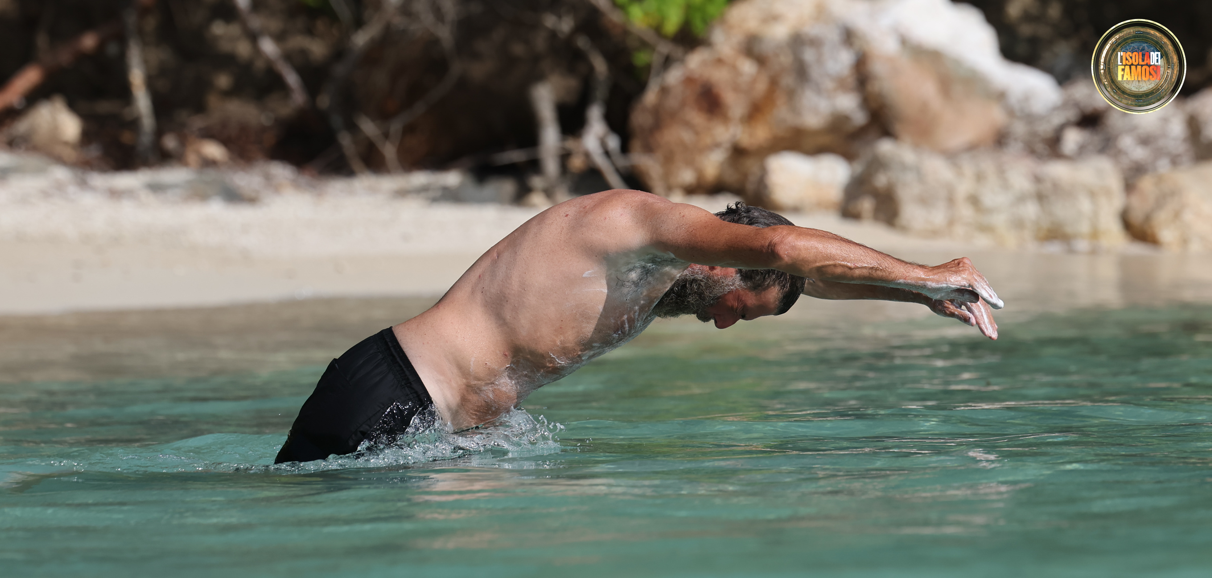 Anche Paolo, che si tuffa in mare, è aperto a questa nuova esperienza ed è fiducioso di trovare un po’ di tranquillità.