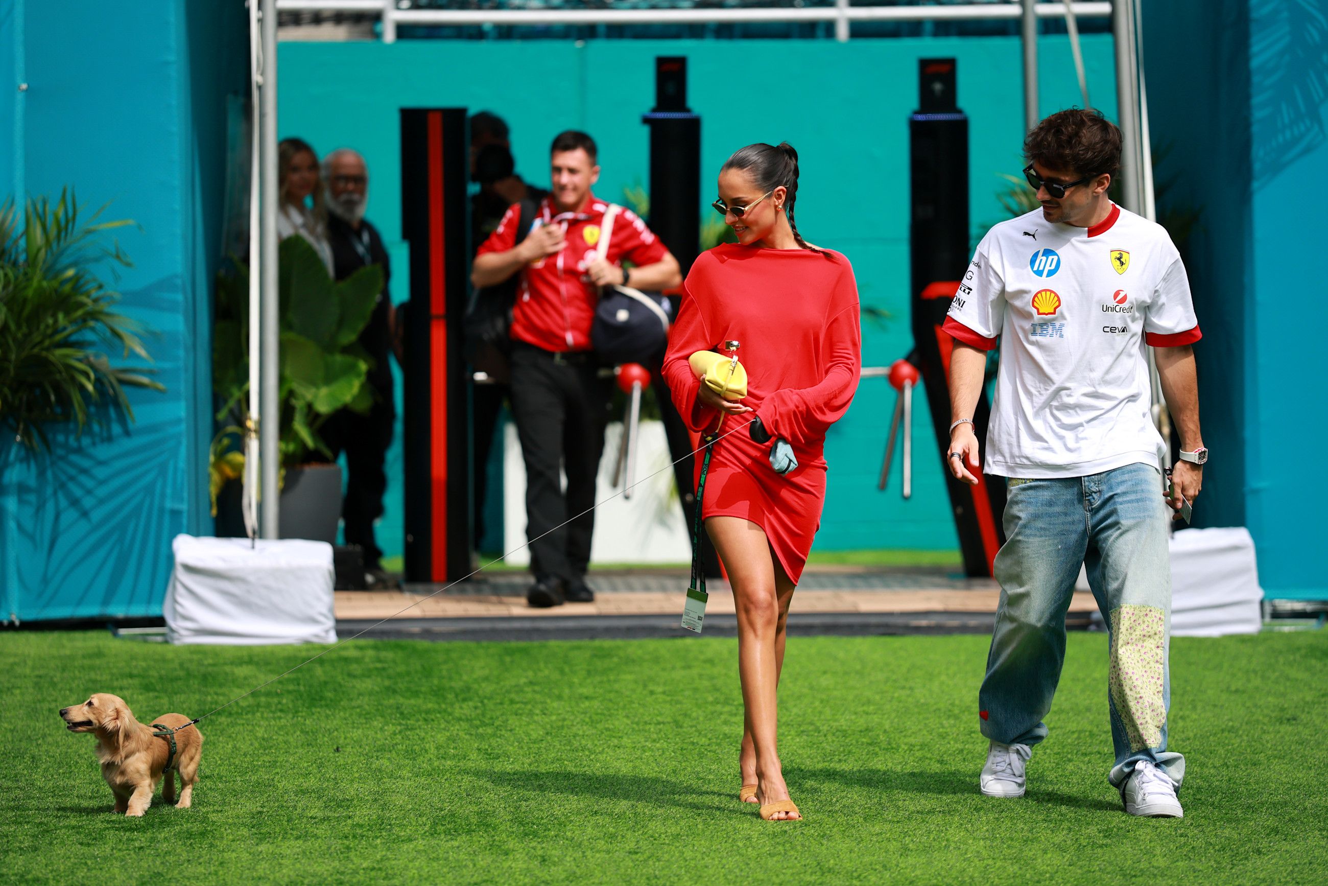 Il pilota Ferrari Charles Leclerc e la fidanzata Alexandra Saint Mleux insieme al loro adorato cagnolino Leo, star dei paddock. Qui al Gran Premio di Miami 2025
Credit: Getty Images