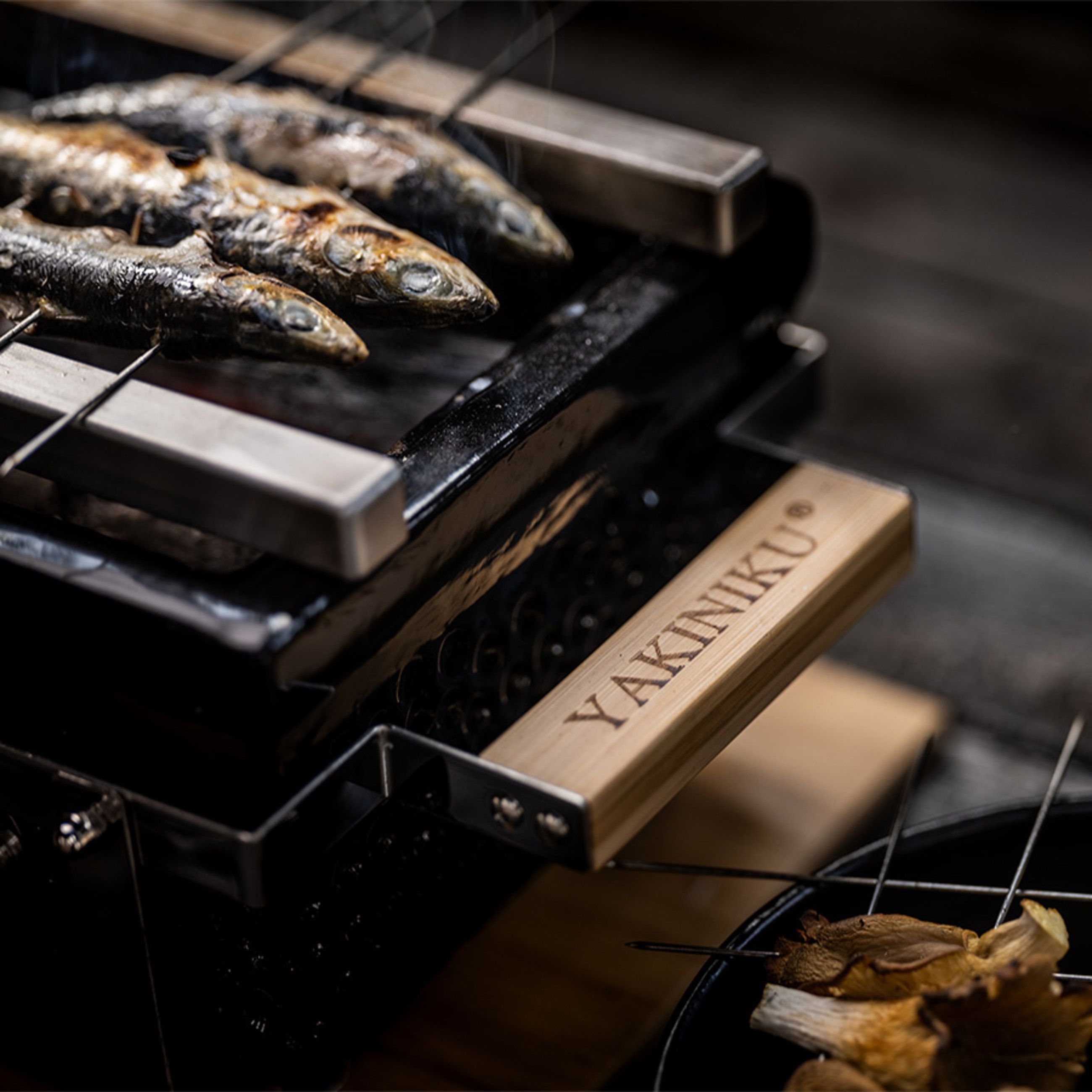 YAKINIKU, distribuita da Schoenhuber, griglia da tavolo Shichirin in ceramica ad alte prestazioni, con dettagli in bambù e acciaio