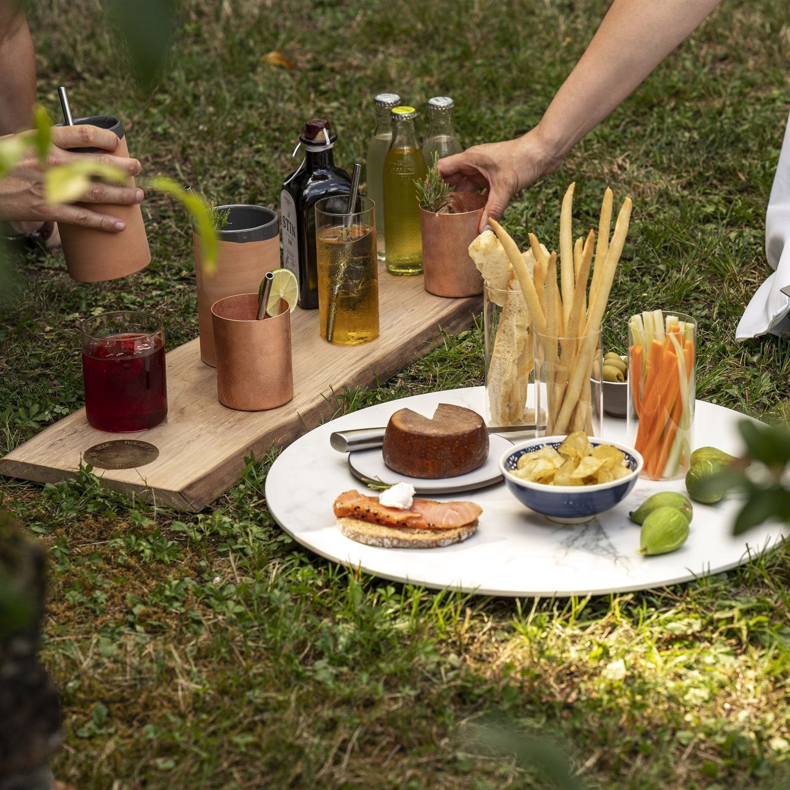 KnIndustrie, Vassoio Materials Essenze in legno italiano disponibile in tre finiture. Eleganza naturale per pranzi informali all’aria aperta