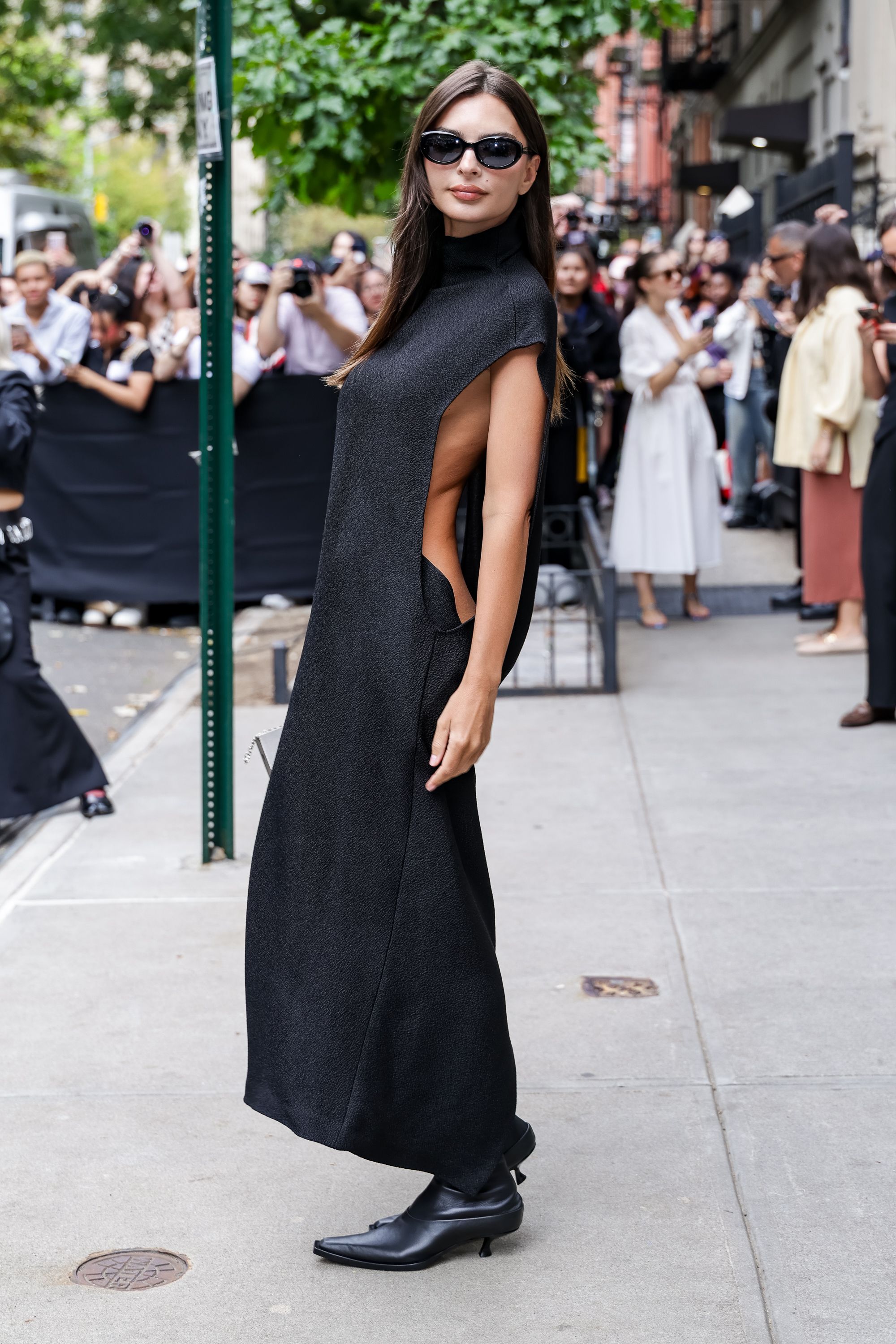 La modella Emily Ratajkowski arriva al défilé di Calvin Klein durante la New York Fashion Week SS26
Credits: Getty