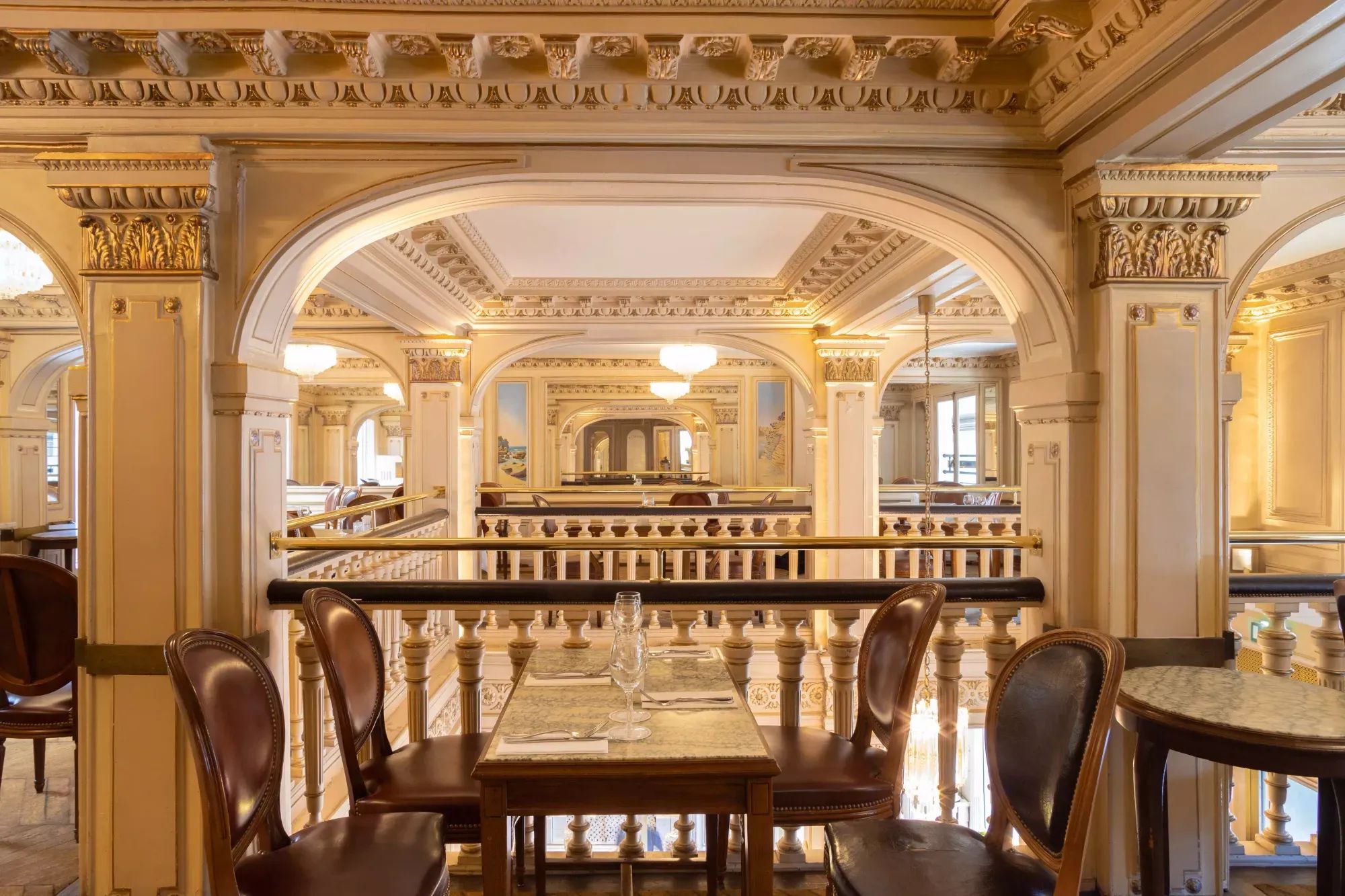 Il suggestivo piano superiore da Maison Angelina in Rue de Rivoli a Parigi
Credits: www.angelina-paris.com