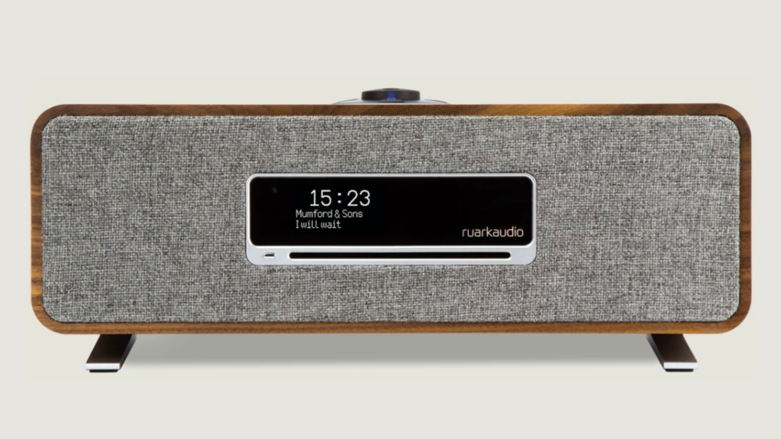 Il modello R3S Compact System, dall'impiallacciatura in noce pregiato con griglia in tessuto grigio piombo; Ruark
Credits: www.ruarkaudio.com