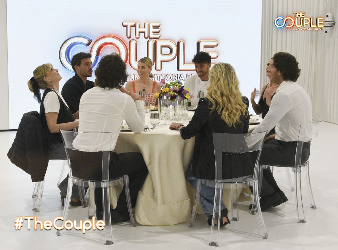 Le coppie attendono la cena gourmet