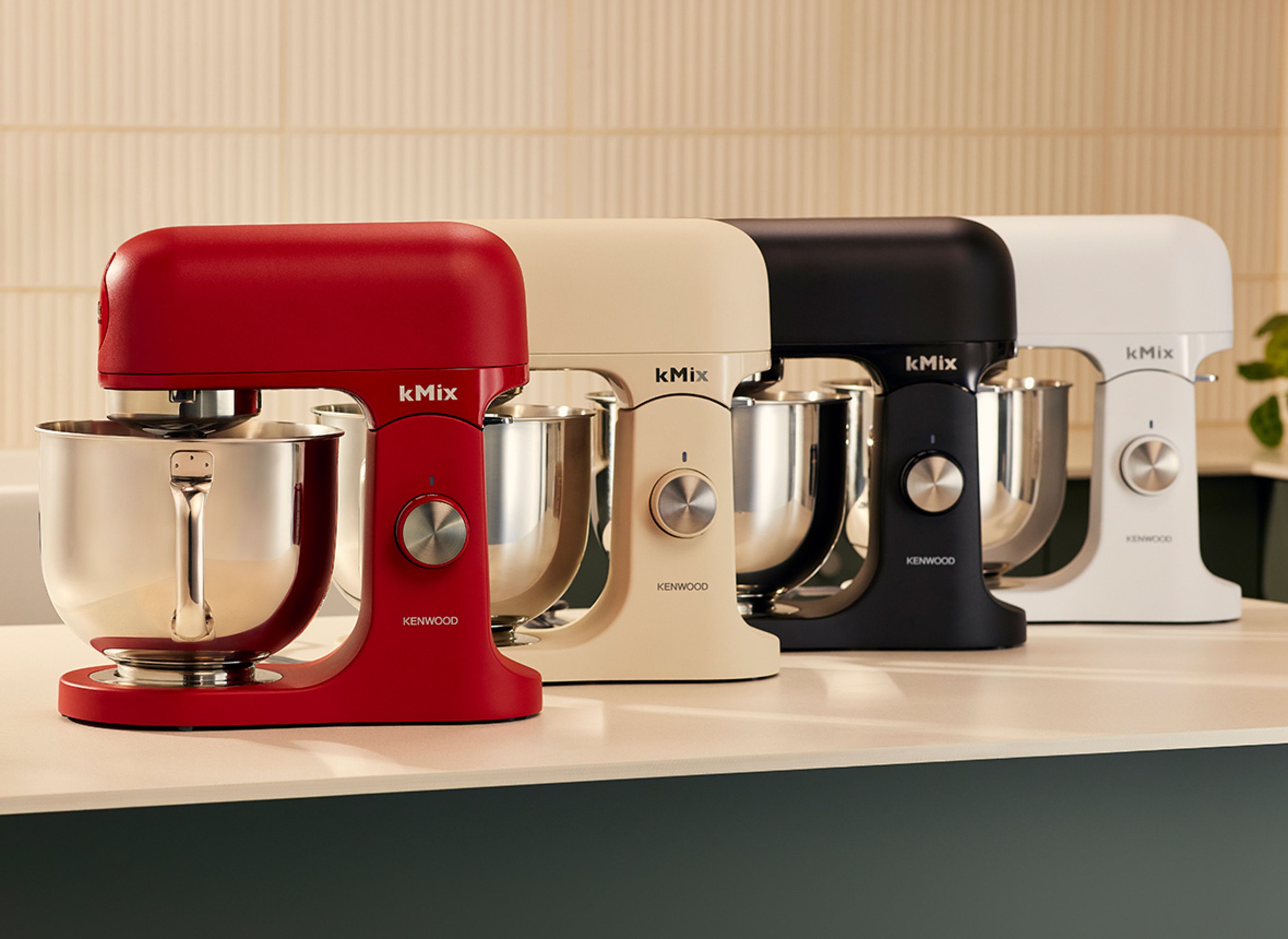 L’impastatrice planetaria kMix di Kenwood con quattro nuove colorazioni e un mix elegante di finiture lucide e opache - Credit: Courtesy Press Office