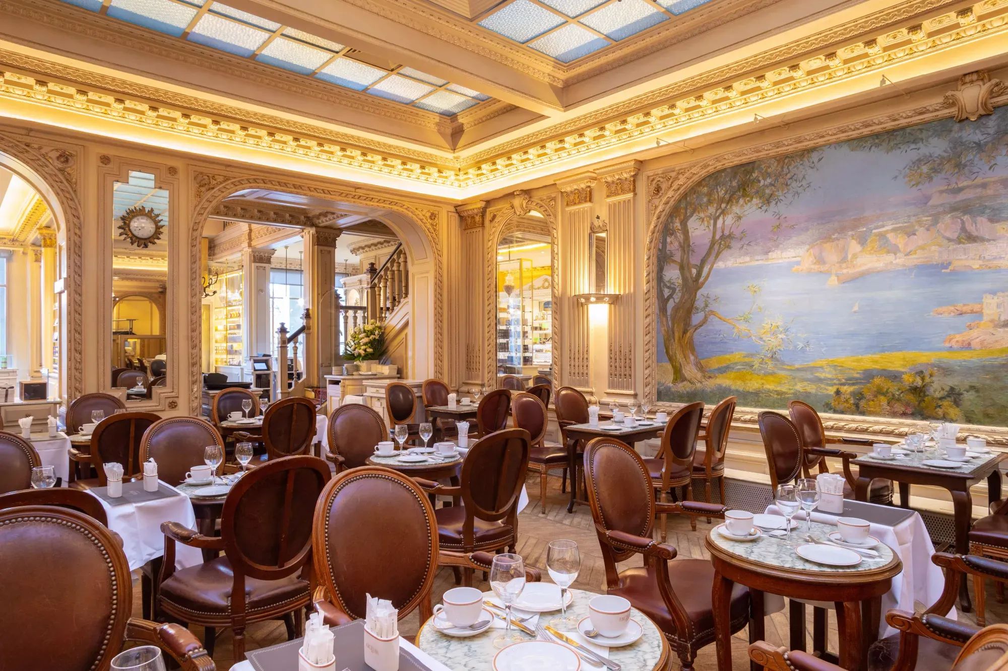 La sala principale di Maison Angelina in Rue de Rivoli a Parigi
Credits: www.angelina-paris.com