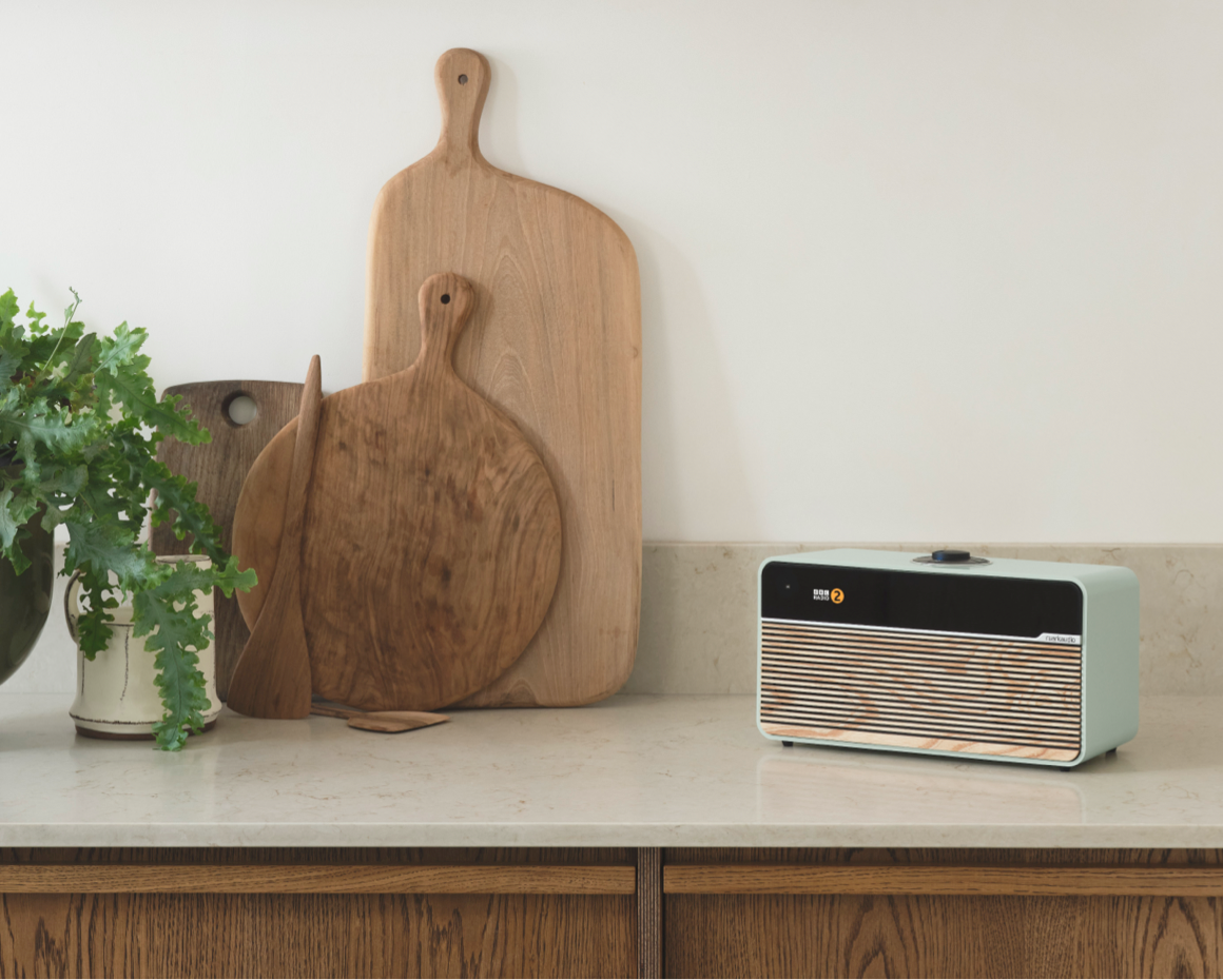 Il modello in edizione limitata R2 Sea Mist, dalla laccatura Sea Mist con griglia Ash, della serie R2 Smart Music System; Ruark
Credits: www.ruarkaudio.com