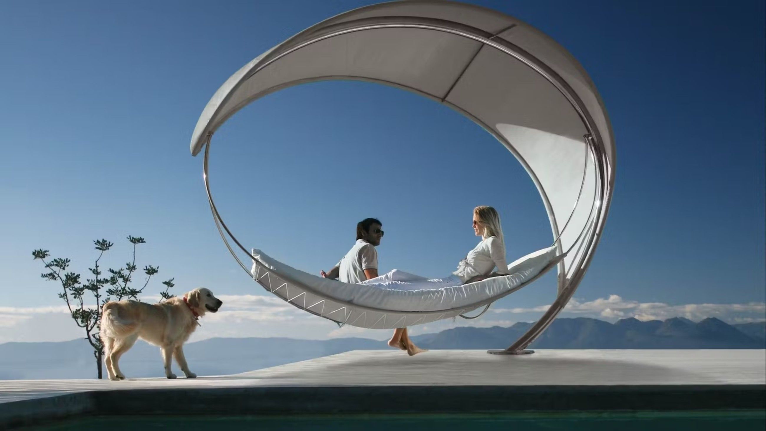 Wave di Royal Botania è molto più di un’amaca: una scultura per l’outdoor, tra acciaio inox, tessuto tecnico e linee architettoniche che catturano lo sguardo.
