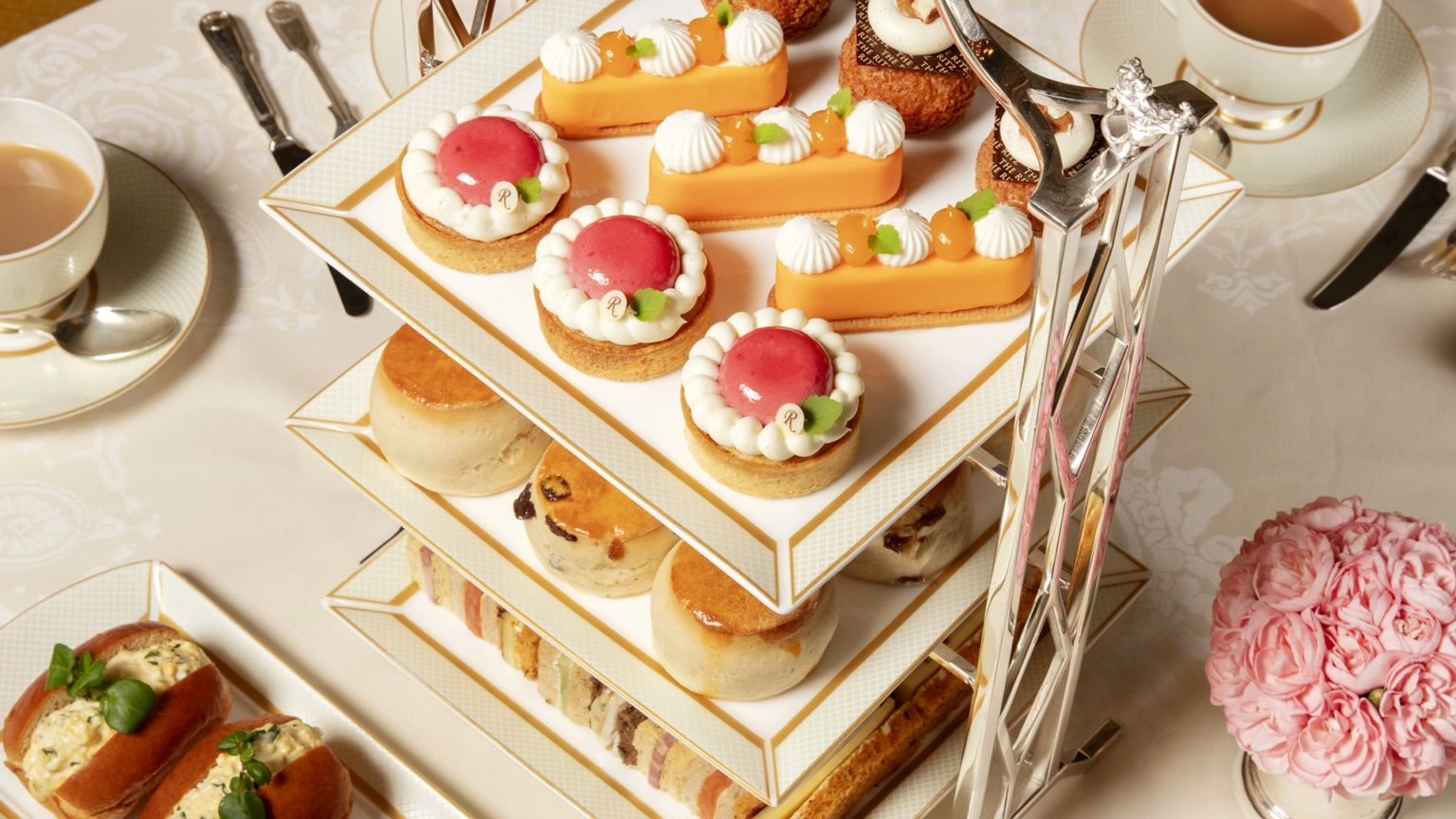 Prelibatezze che sembrano dipinti, da gustare insieme a tè ricercati all'Afternoon Tea dell'Hotel Ritz di Londra
Credits: www.theritzlondon.com