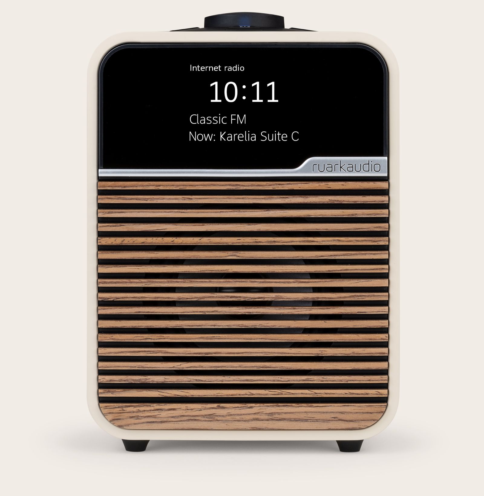 Il modello R1S Smart Radio, dalla laccatura crema chiaro con griglia in noce; Ruark
Credits: www.ruarkaudio.com