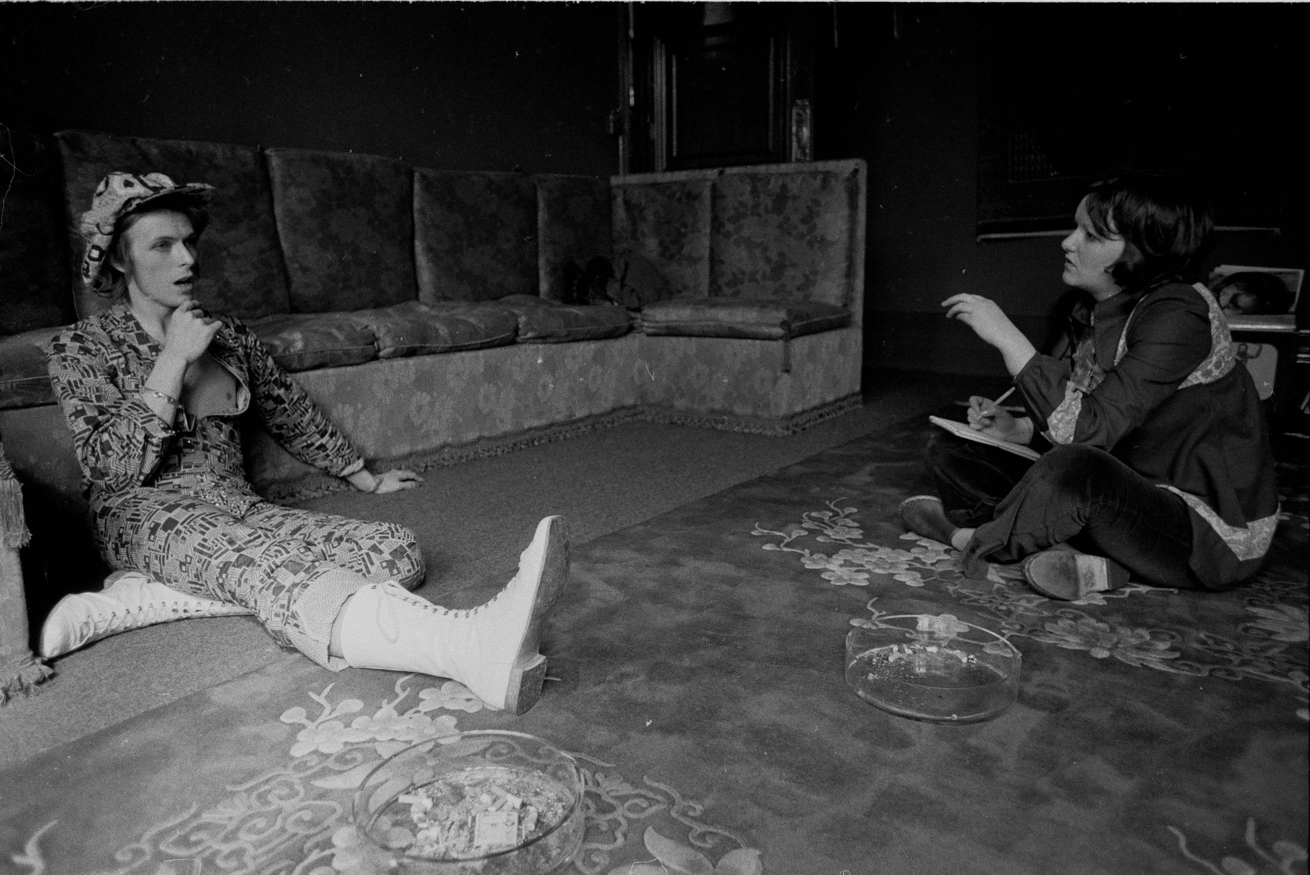 Il cantante David Bowie durante un’intervista nel suo appartamento a Haddon Hall, dove stava ridipingendo il soffitto con vernice argentata nel 1972 
Credits: Getty Images