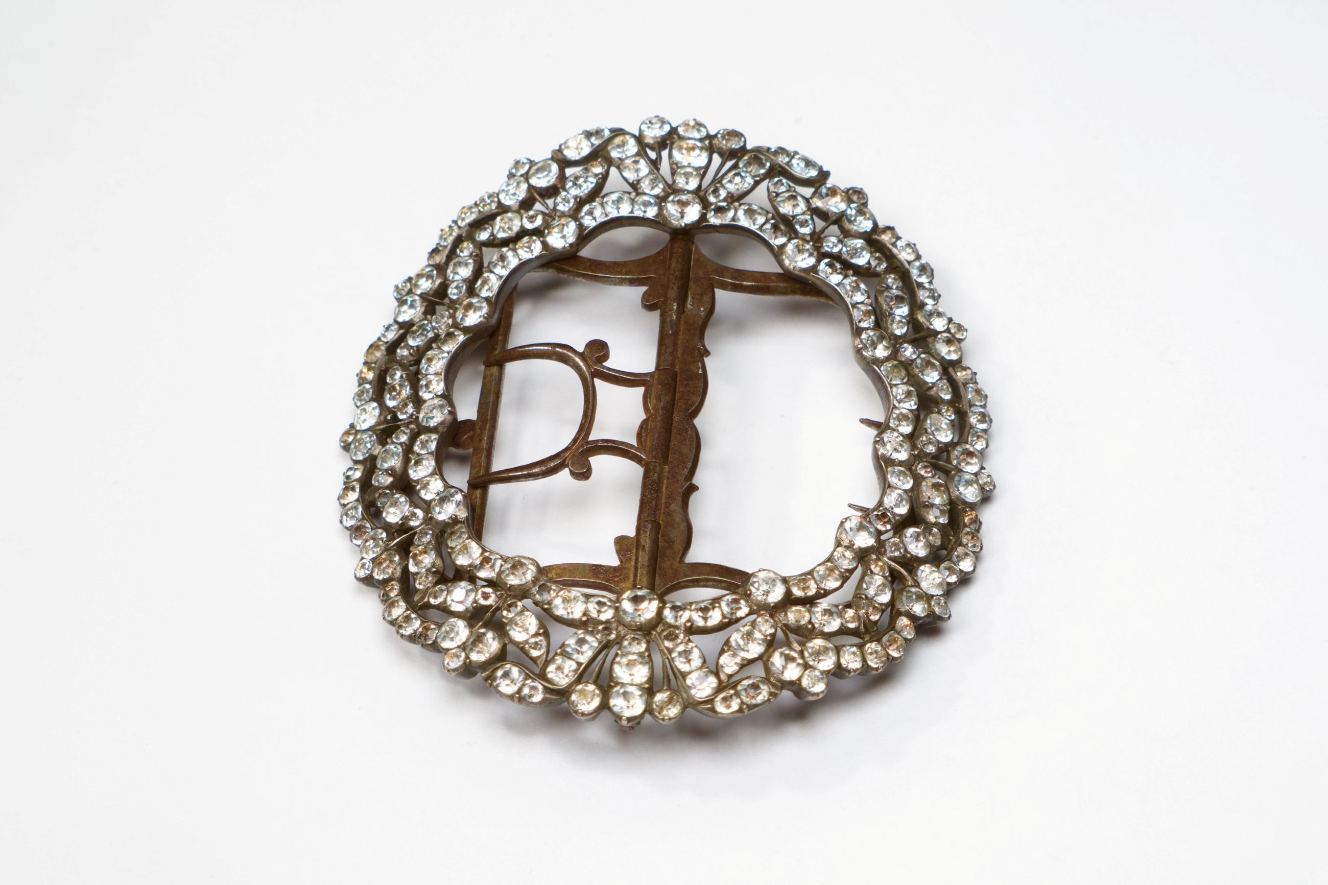 Fibbia da scarpa circolare con decorazione floreale - Inghilterra. Seconda metà del 1700. Argento, acciaio, strass