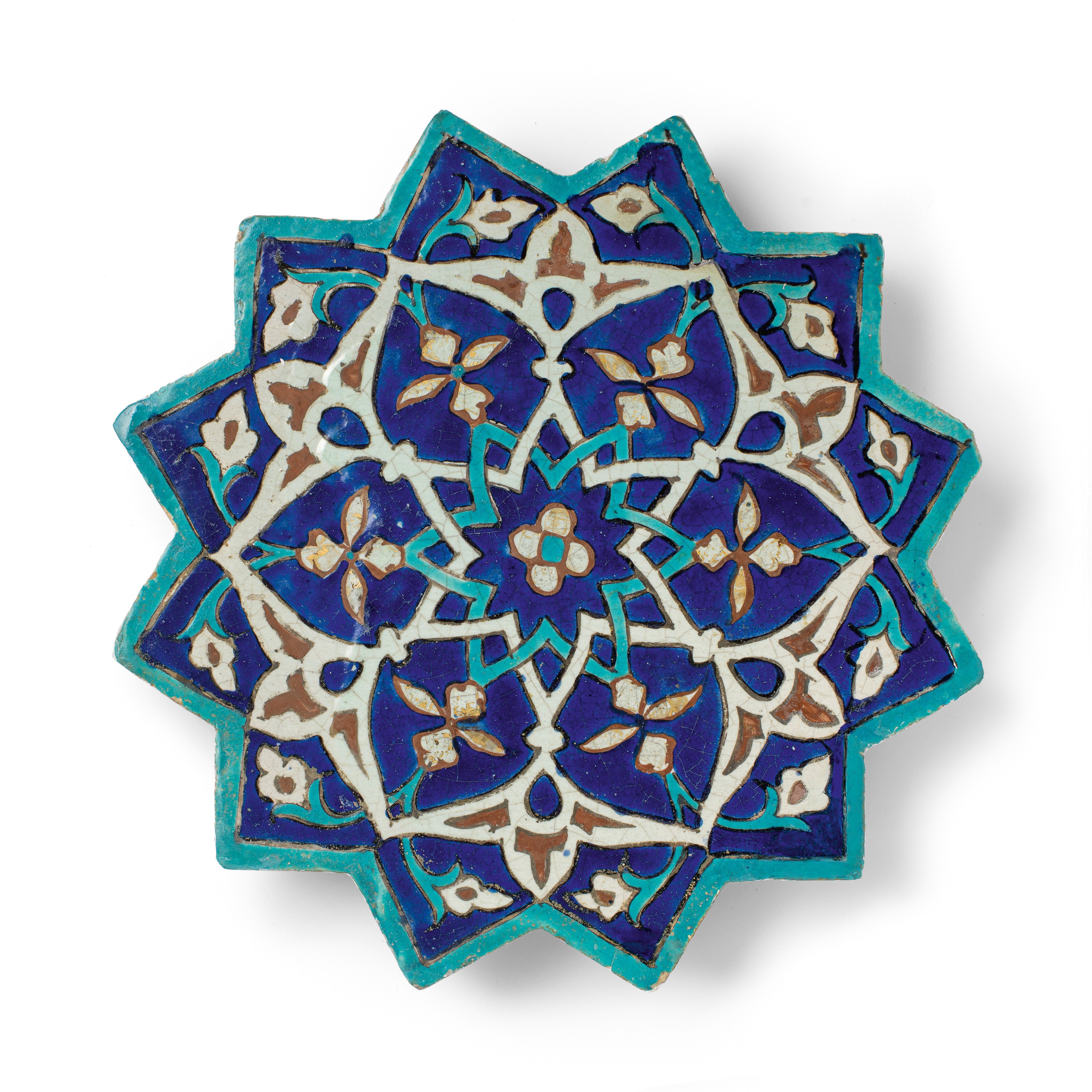 Arte islamica, Piastrella dalla Madrasa al-Ghiyathiyya a Khargird (Iran), 1442-1446, Tecnica: ceramica vitrea, Dimensioni: cm 38,2 x 38
L’Aia, Kunstmuseum Den Haag
Courtesy Press Office