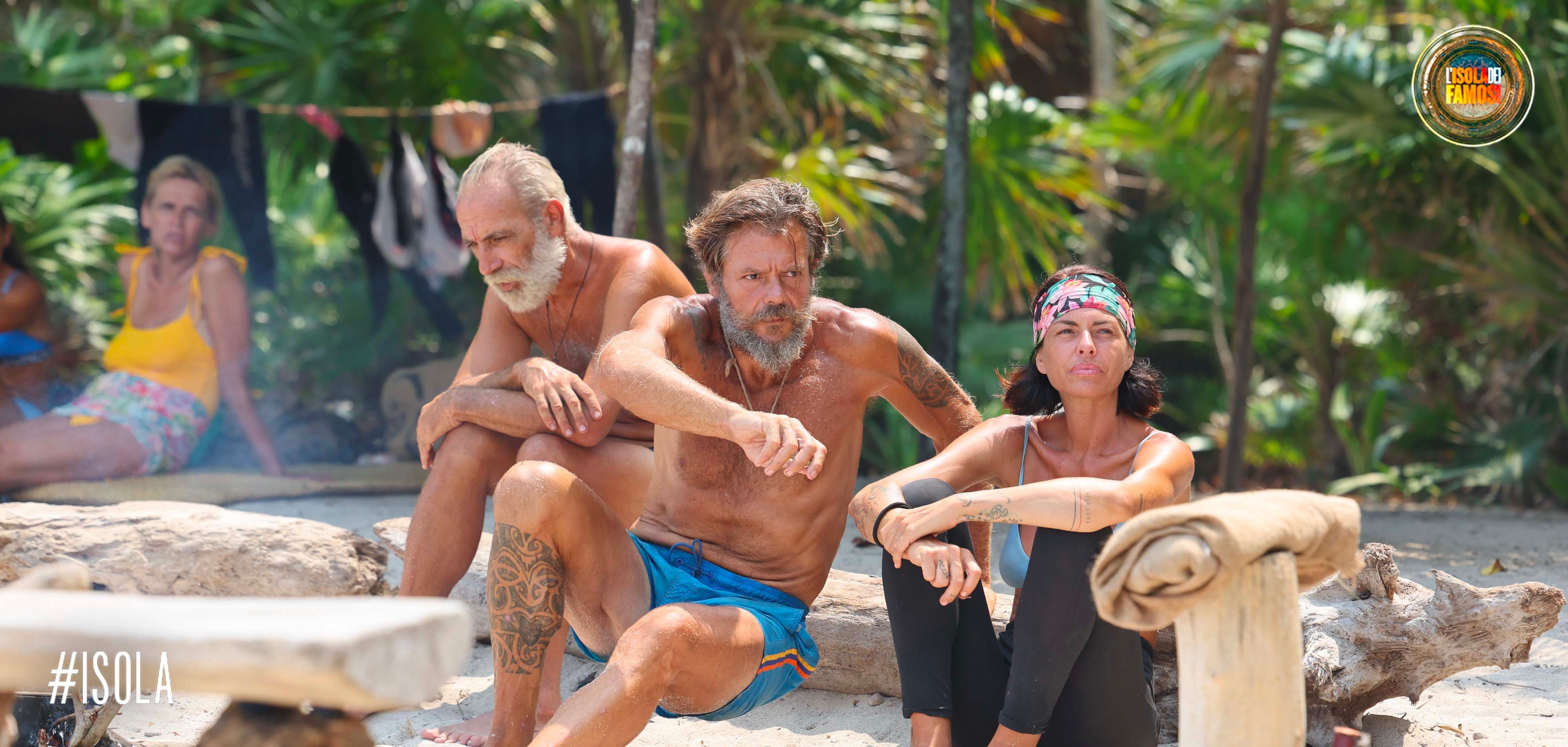 Commissario Lo Cicero e la Leader mantengono l'ordine su Playa Fantasma