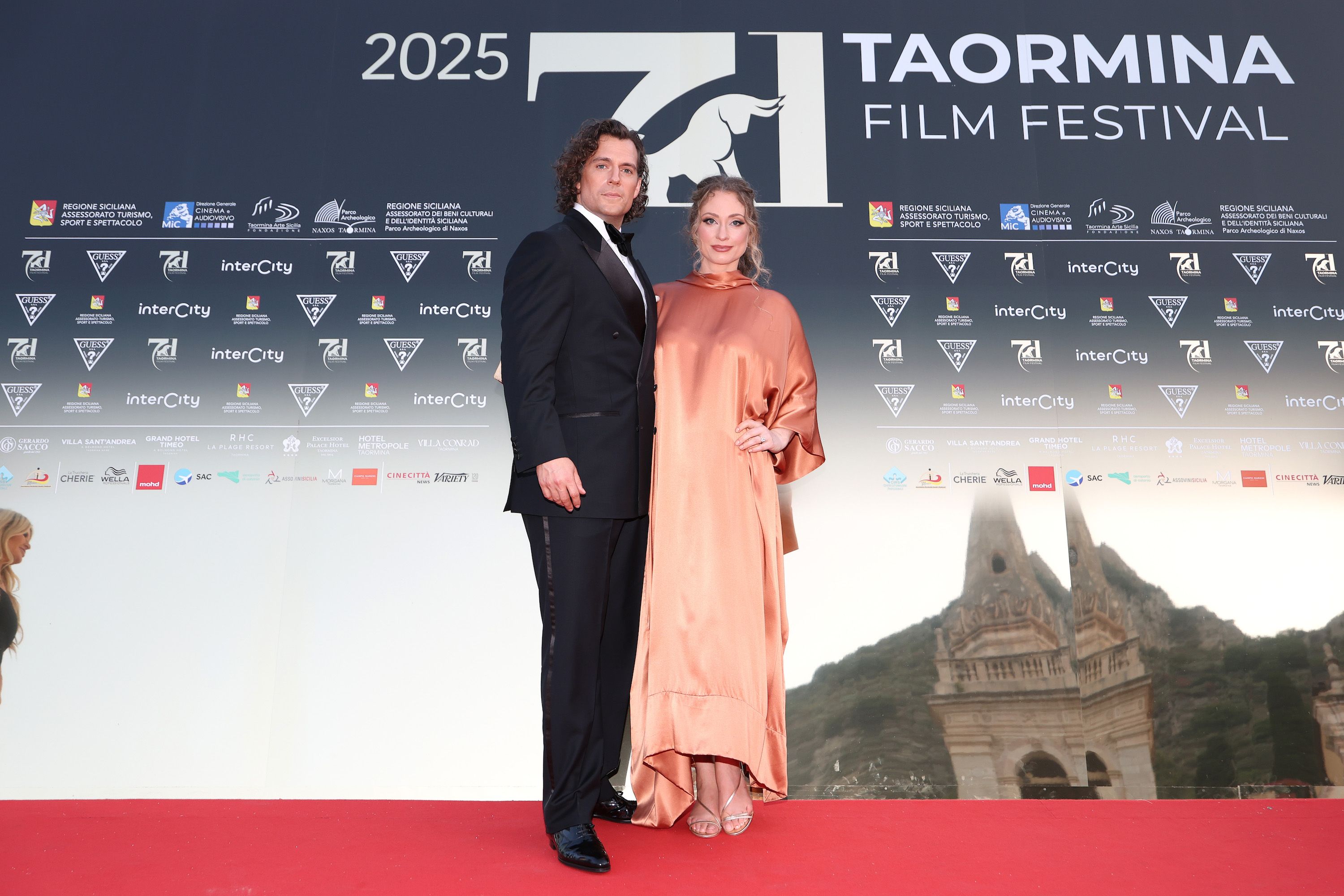 L'attore Henry Caville, il futuro 007, e la fidanzata Natalie Viscuso
Credit: Getty Images