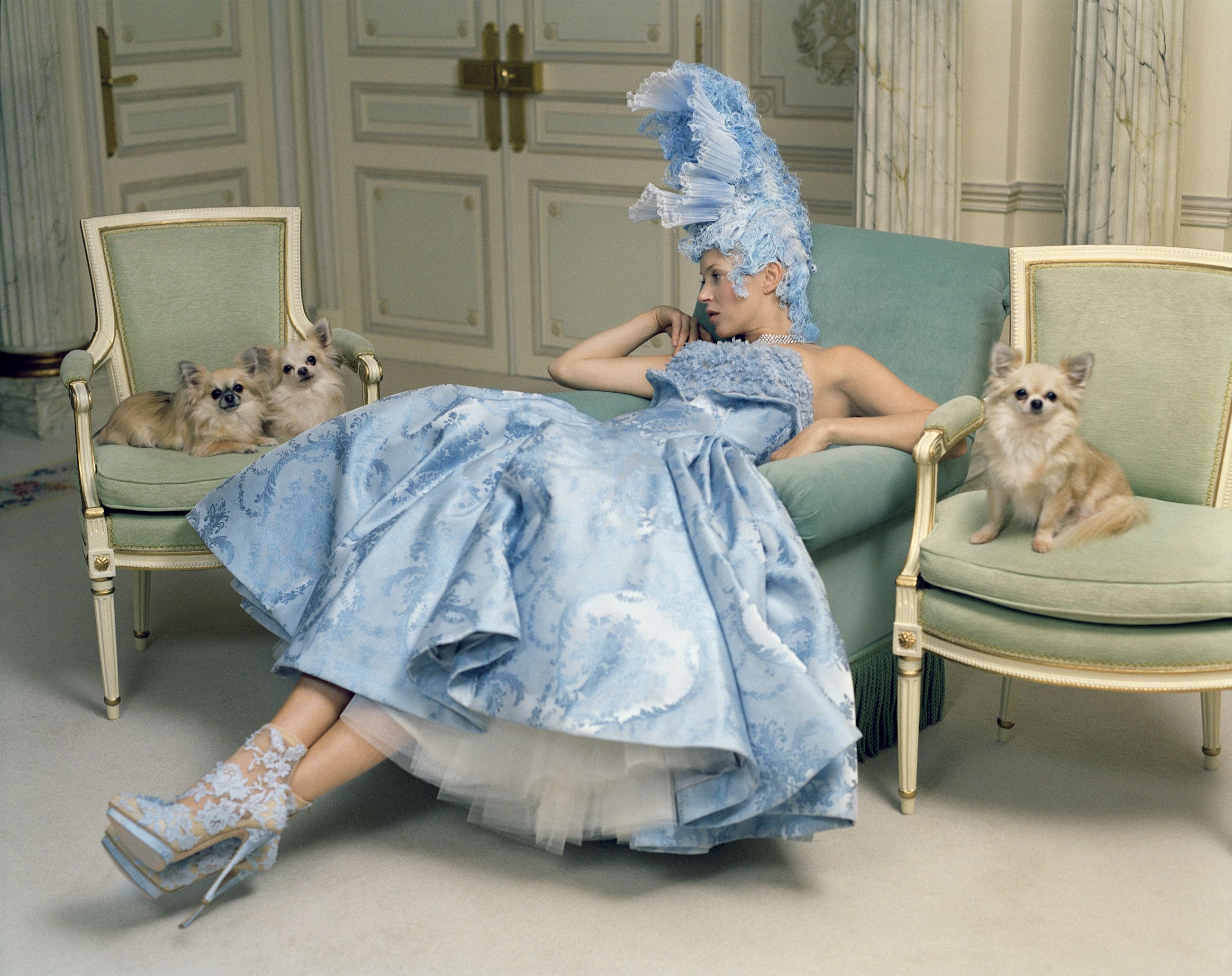 Immagine di Kate Moss nei panni di Maria Antonietta, vestita Sarah Burton per Alexander McQueen, ritratta all’Hotel Ritz di Parigi per Vogue America, Aprile 2012
Credits: Tim Walker